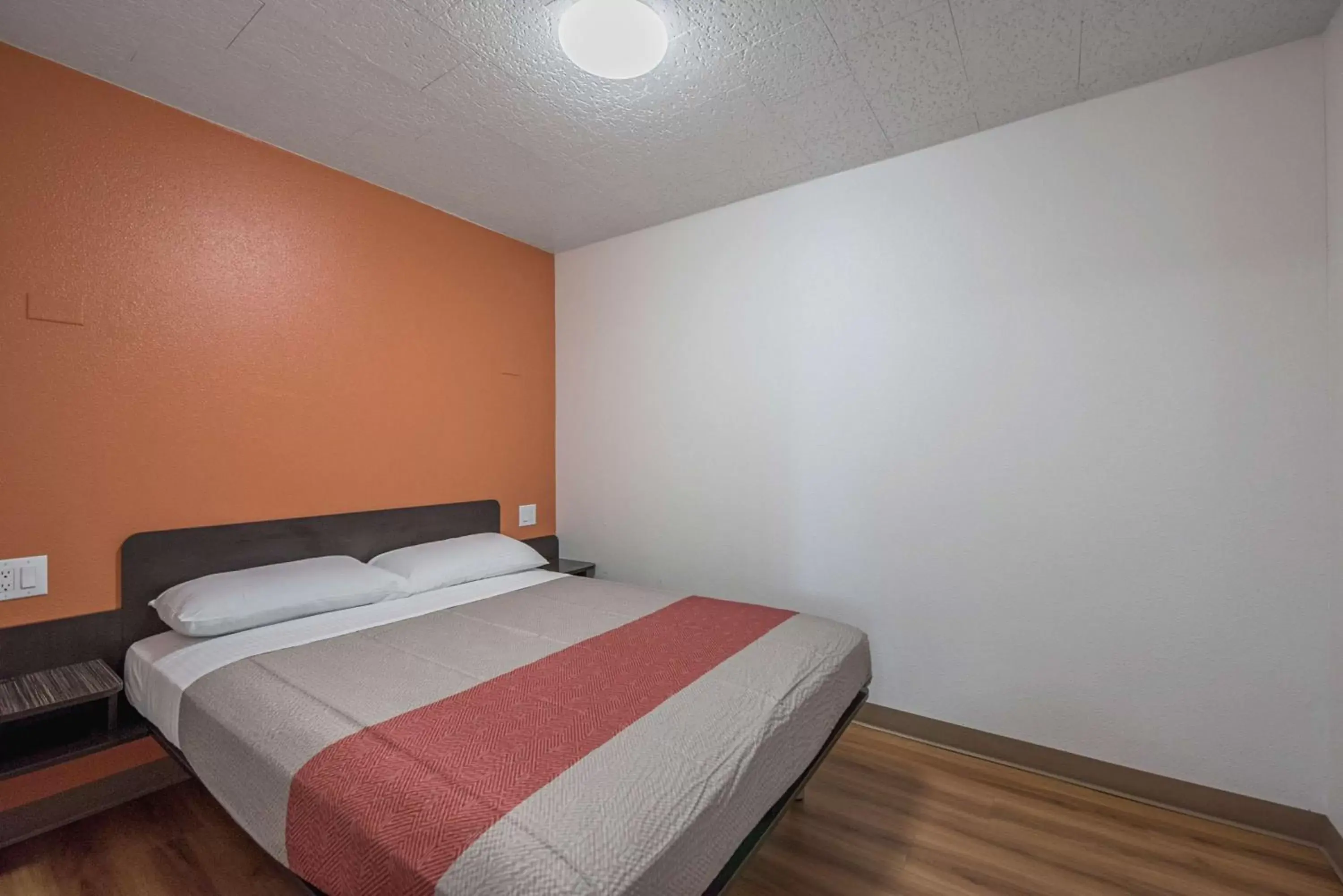 Queen Room - Non-Smoking in Motel 6-Fallon, NV Queen Room - Non-Smoking in Motel 6-Fallon, NV