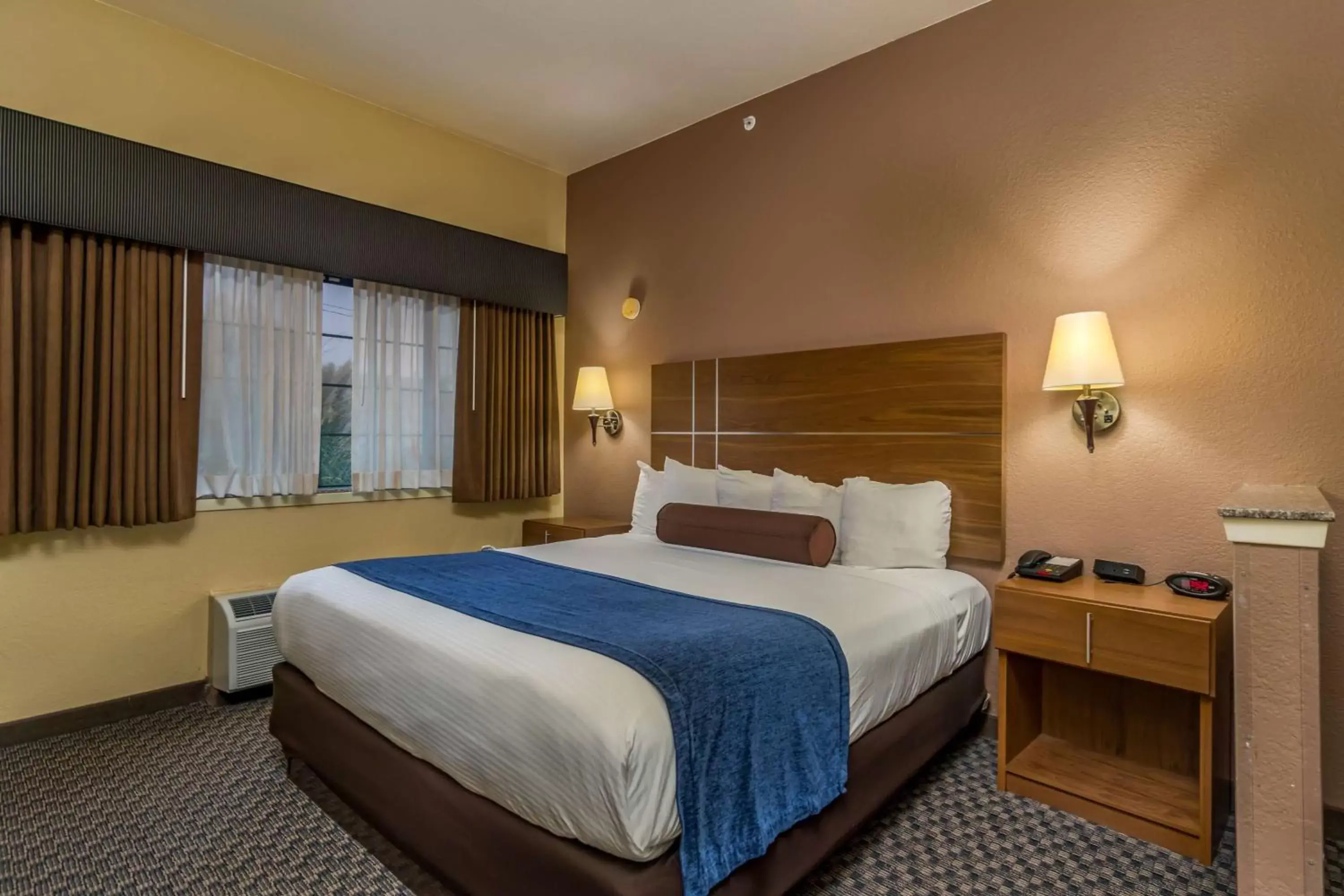 Large King Room - Non-Smoking in Best Western Plus Shamrock Inn & Suites Large King Room - Non-Smoking in Best Western Plus Shamrock Inn & Suites