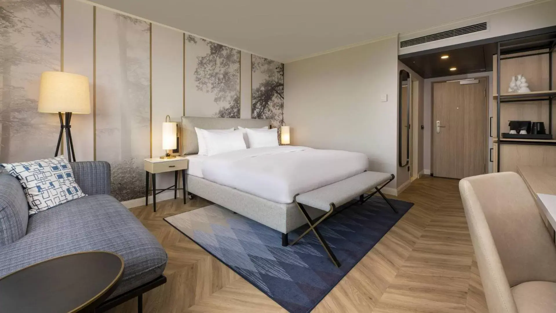 Superior King Room with City View in DoubleTree by Hilton Berlin Ku'damm Superior King Room with City View in DoubleTree by Hilton Berlin Ku'damm