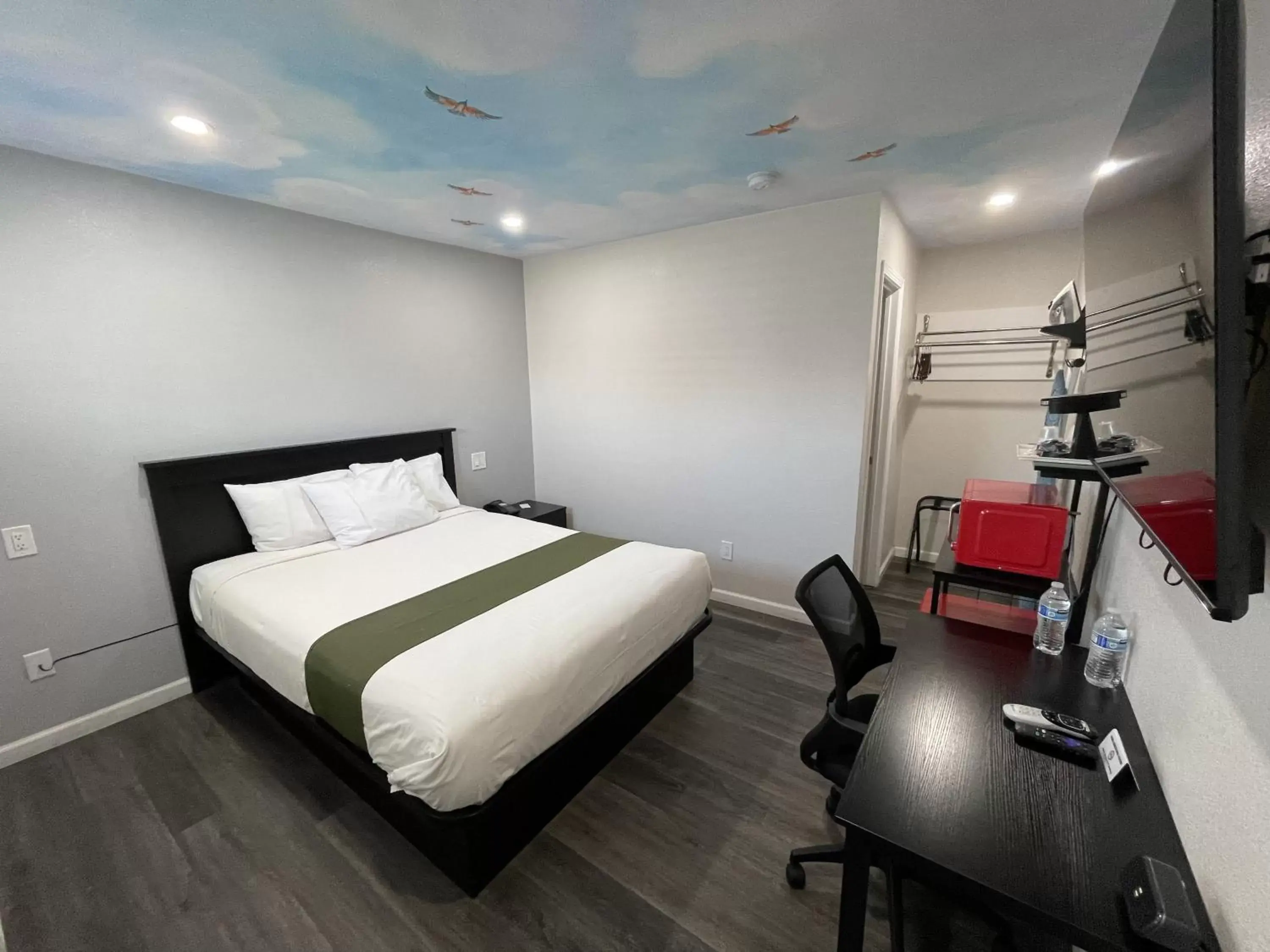 Queen Room in Fontana Inn Queen Room in Fontana Inn