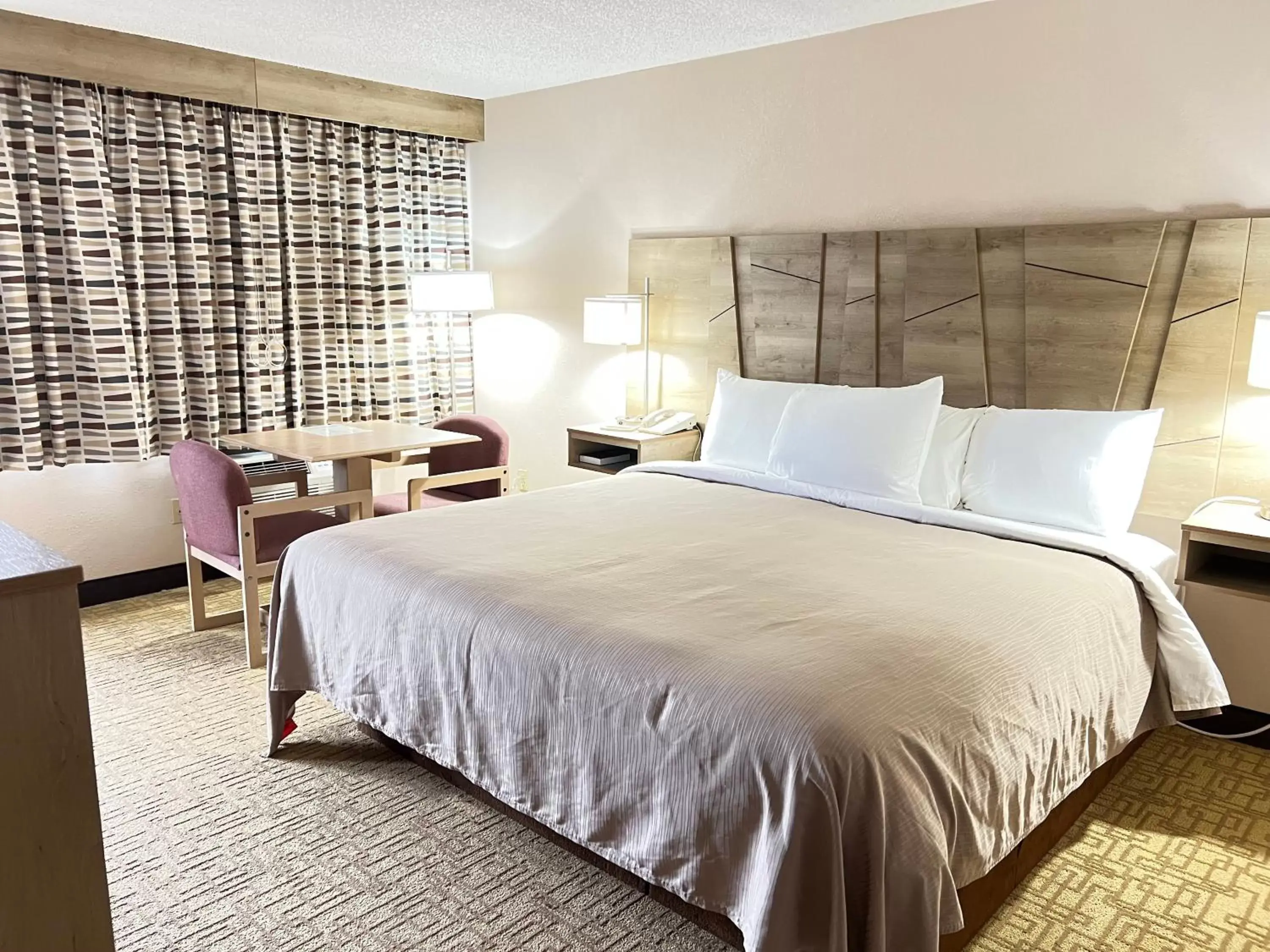 King Room in Viking Arms Inn - Ludington King Room in Viking Arms Inn - Ludington