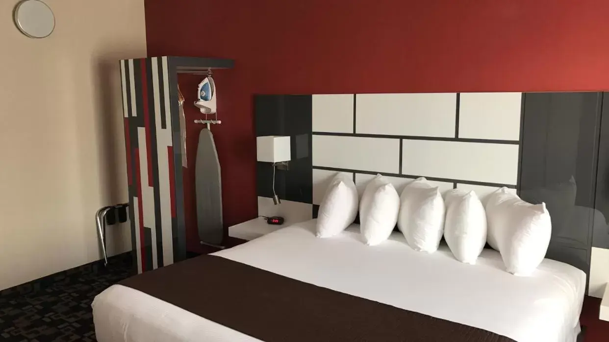 King Suite with Spa Bath in Baymont by Wyndham Medicine Hat King Suite with Spa Bath in Baymont by Wyndham Medicine Hat