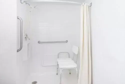 King Room - Disability Access/Non-Smoking in Super 8 by Wyndham Newcomerstown King Room - Disability Access/Non-Smoking in Super 8 by Wyndham Newcomerstown