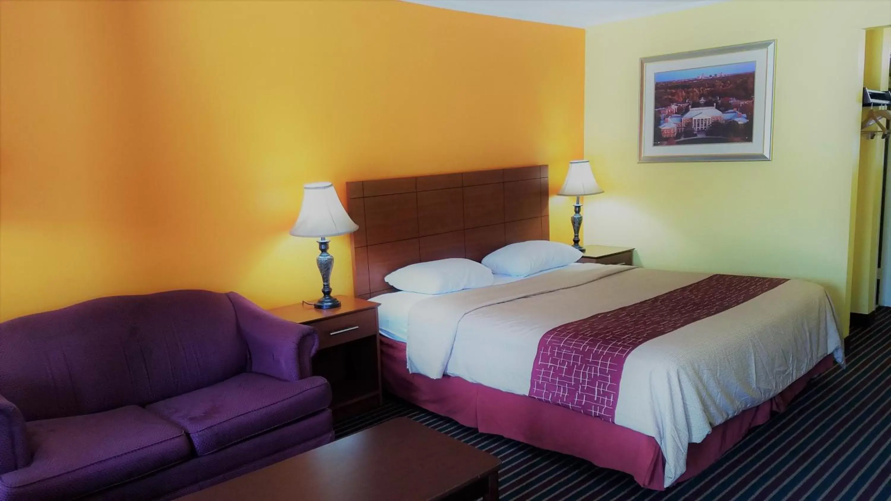 Standard King Room - Non-Smoking in Roadway Inn Troy Standard King Room - Non-Smoking in Roadway Inn Troy