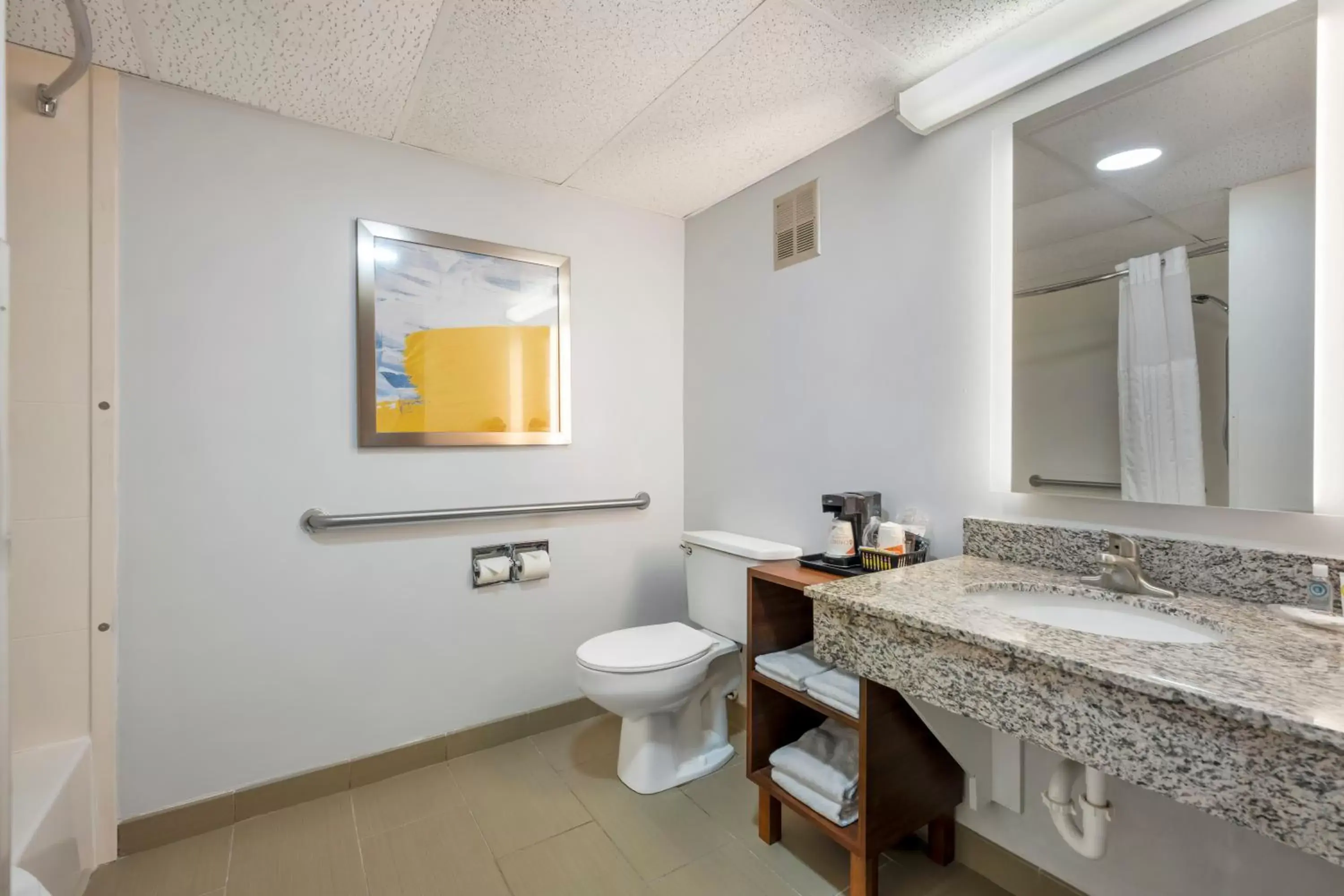 Queen Room with Accessible Tub - Accessible/Non-Smoking in Comfort Inn Hastings Queen Room with Accessible Tub - Accessible/Non-Smoking in Comfort Inn Hastings