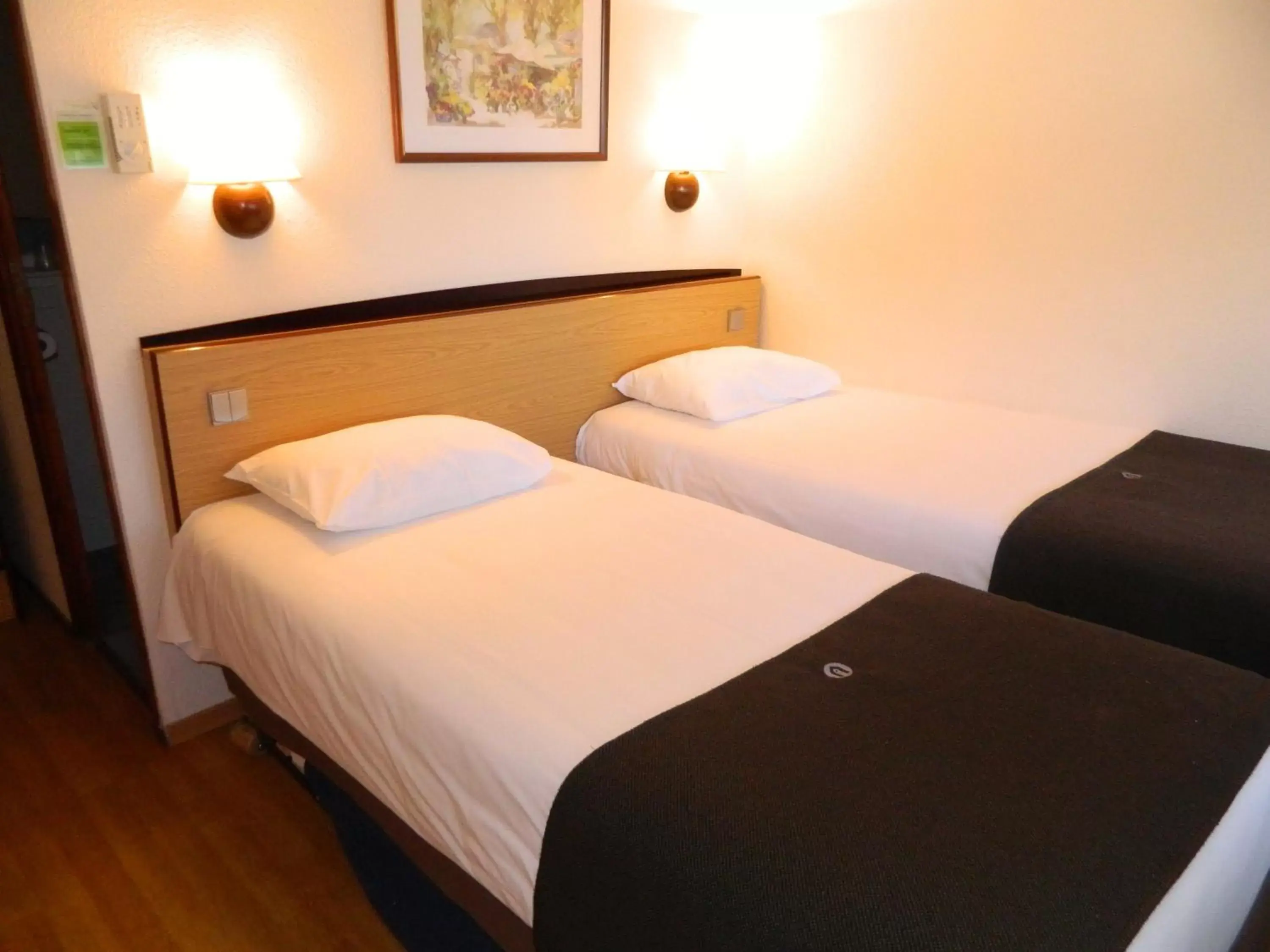Twin Room with One Junior Bed (Up To 10 Years) in Campanile Epernay - Dizy 51530 Twin Room with One Junior Bed (Up To 10 Years) in Campanile Epernay - Dizy 51530
