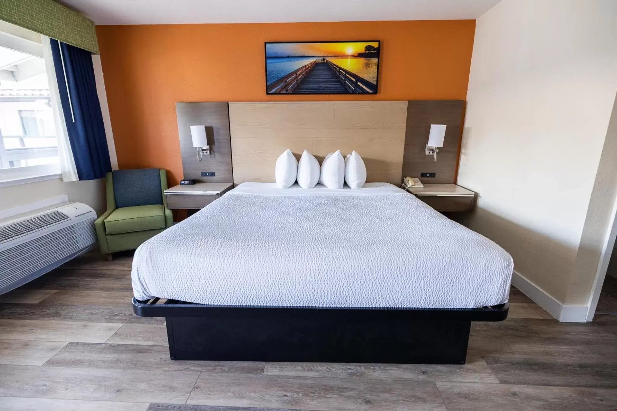 Standard King bedroom Nonsmoking in Days Inn by Wyndham Monterey Downtown Standard King bedroom Nonsmoking in Days Inn by Wyndham Monterey Downtown