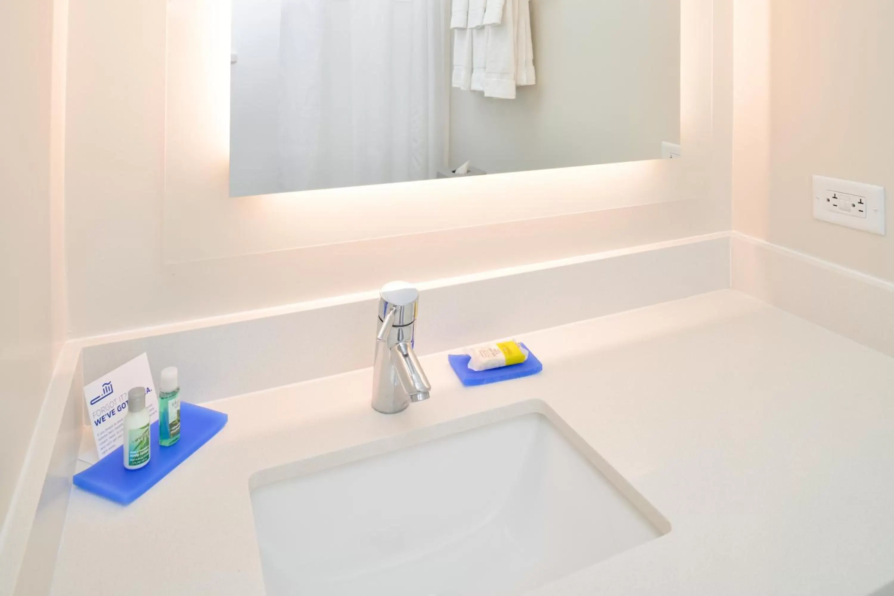 Standard King Room in Holiday Inn Express New Orleans - Arts District by IHG Standard King Room in Holiday Inn Express New Orleans - Arts District by IHG