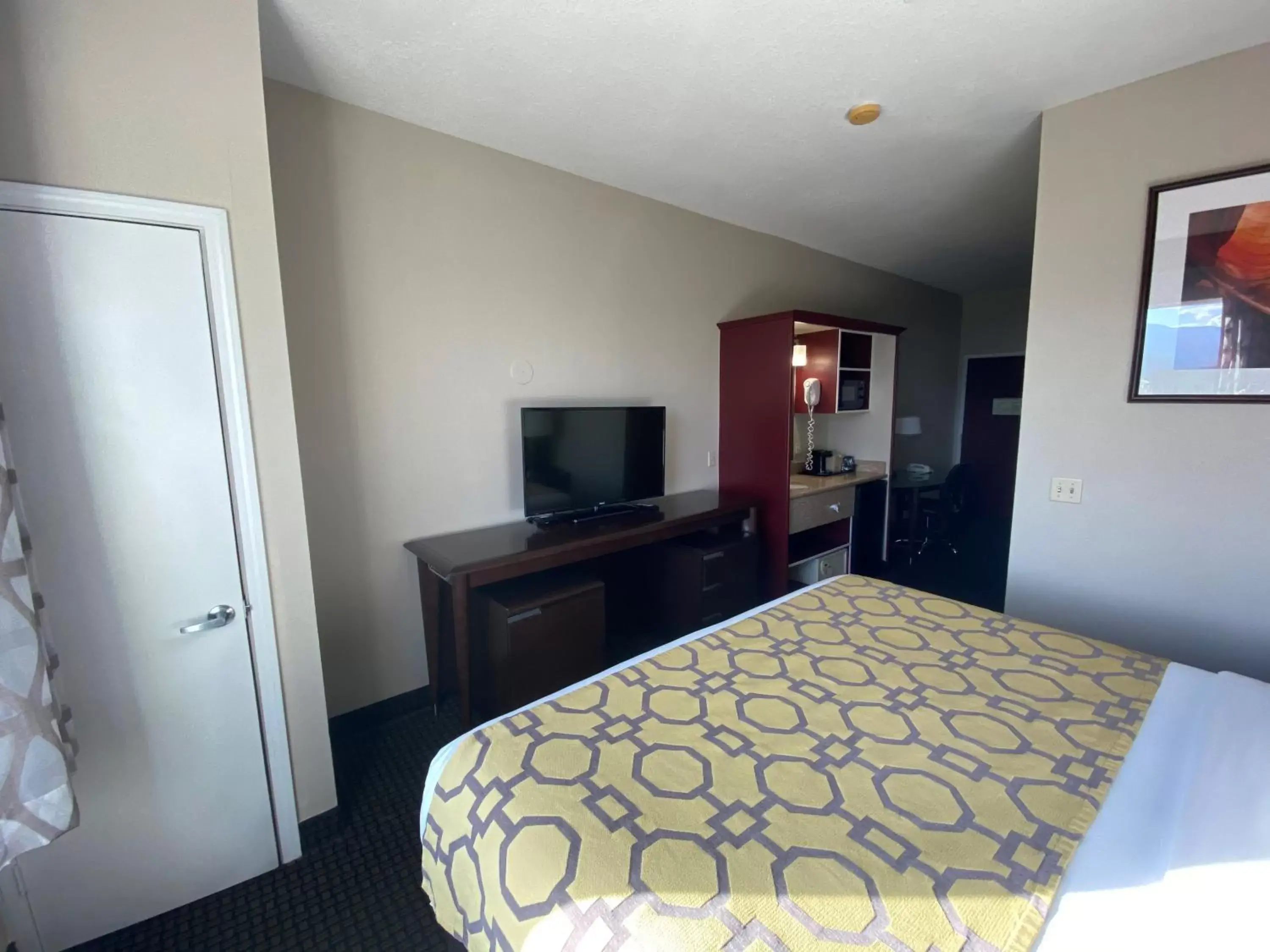 1 Queen Bed, Mobility Accessible Room with Bathtub Grab Bars, Non-Smoking in Baymont by Wyndham Colorado Springs 1 Queen Bed, Mobility Accessible Room with Bathtub Grab Bars, Non-Smoking in Baymont by Wyndham Colorado Springs