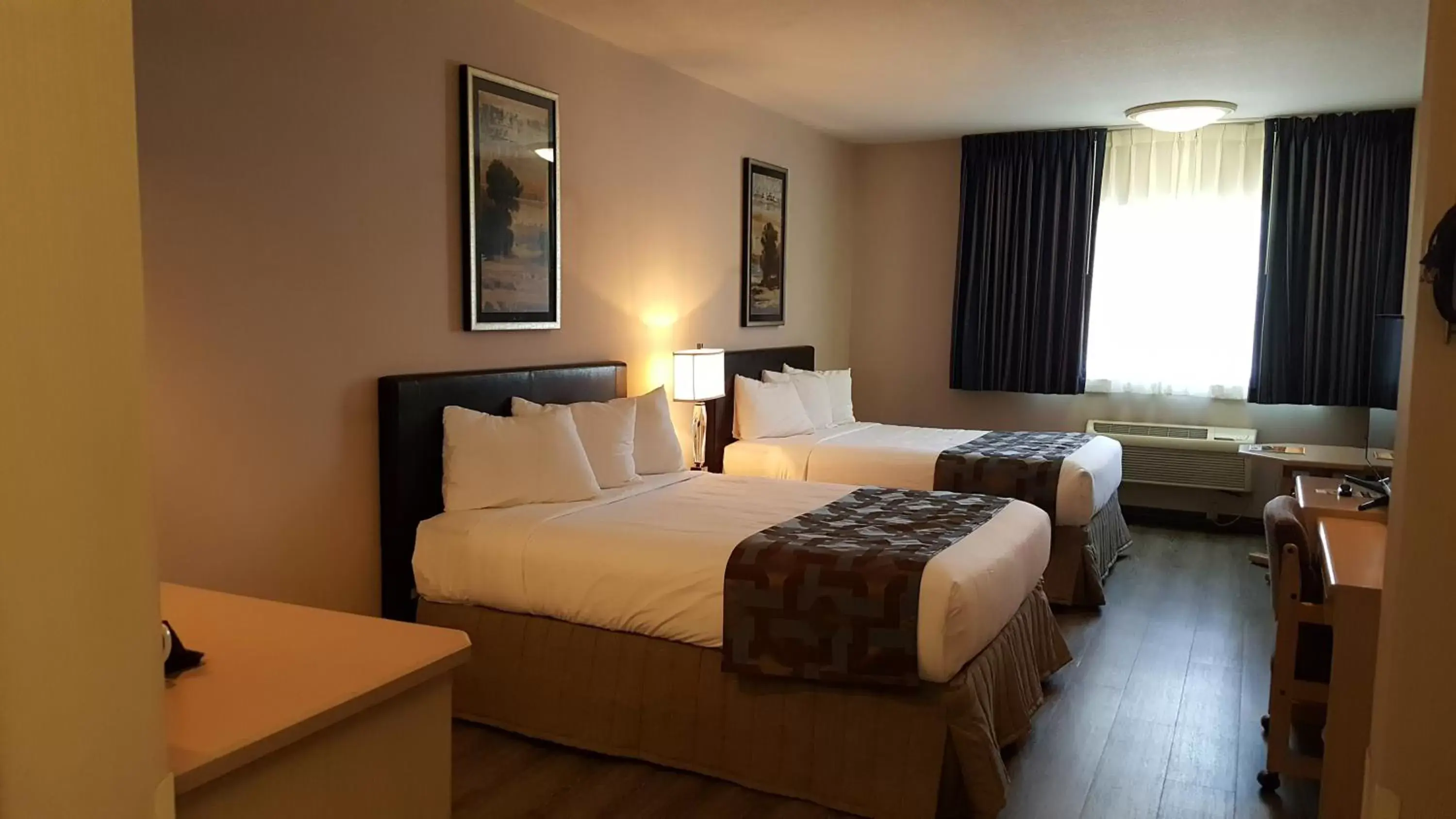 Queen Room with Two Queen Beds in Shilo Inn Elko Queen Room with Two Queen Beds in Shilo Inn Elko