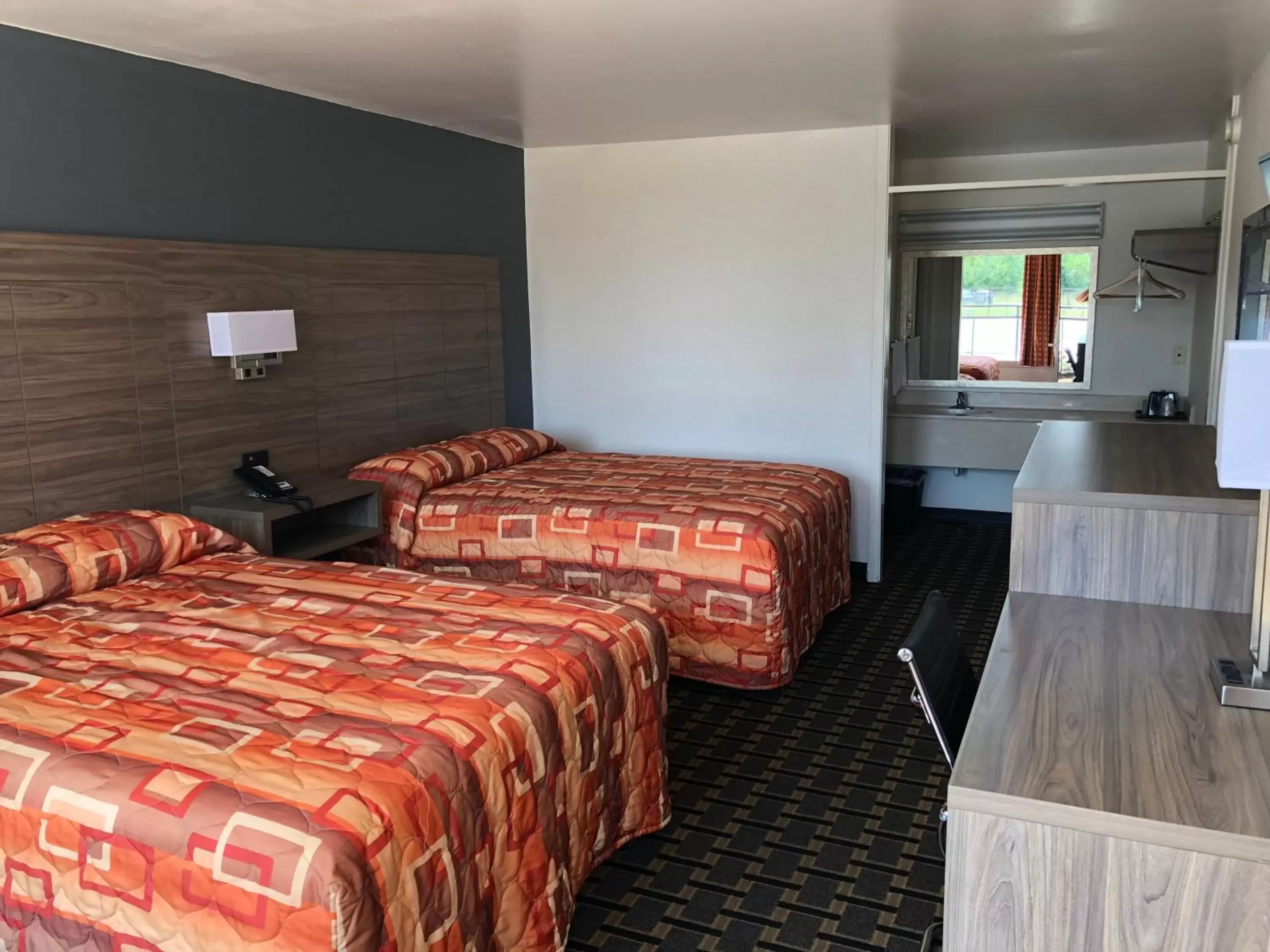 Deluxe Double Room - Smoking in Mid Continent Inn Deluxe Double Room - Smoking in Mid Continent Inn