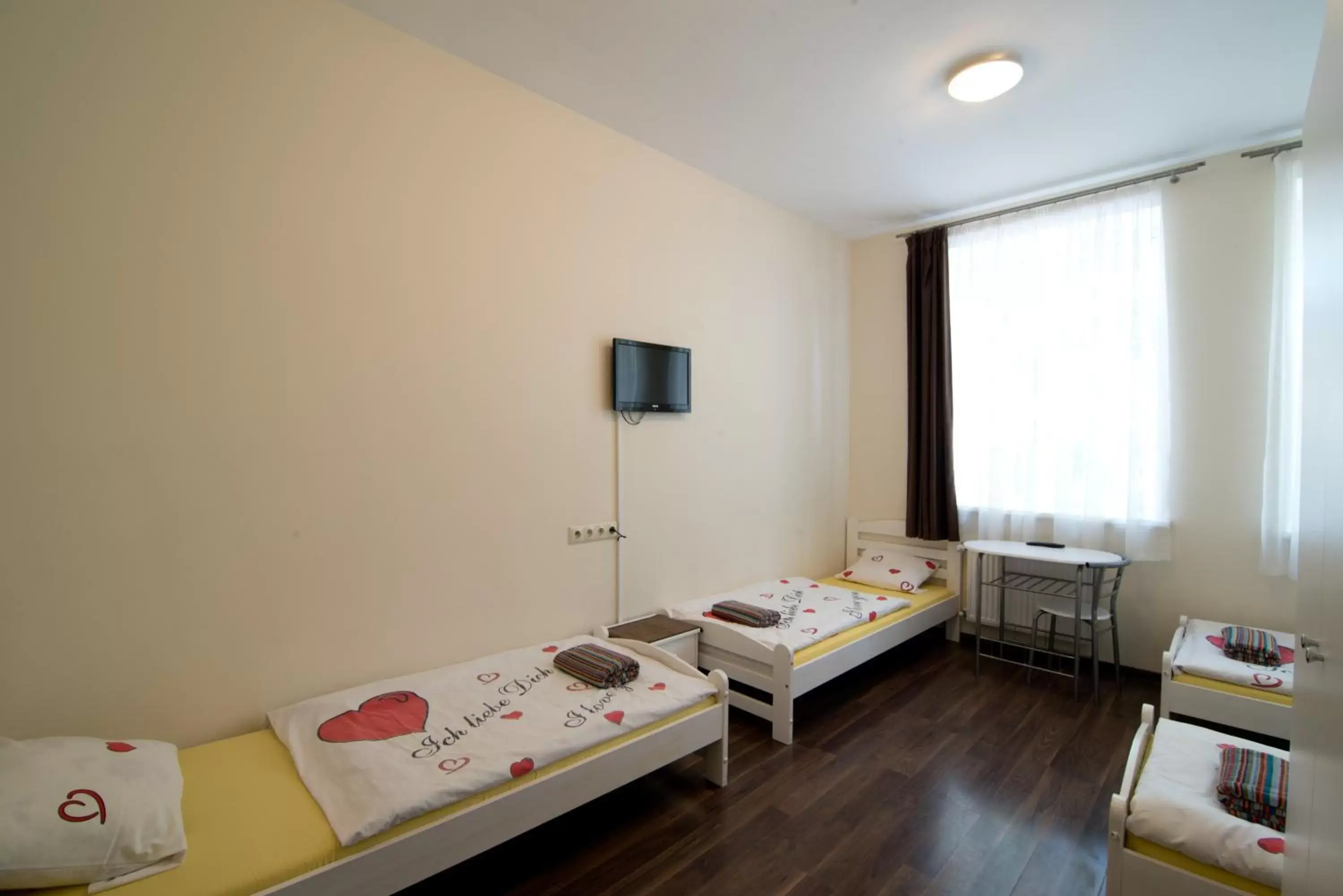 Quadruple Room with Shower in Happy Hotel Quadruple Room with Shower in Happy Hotel