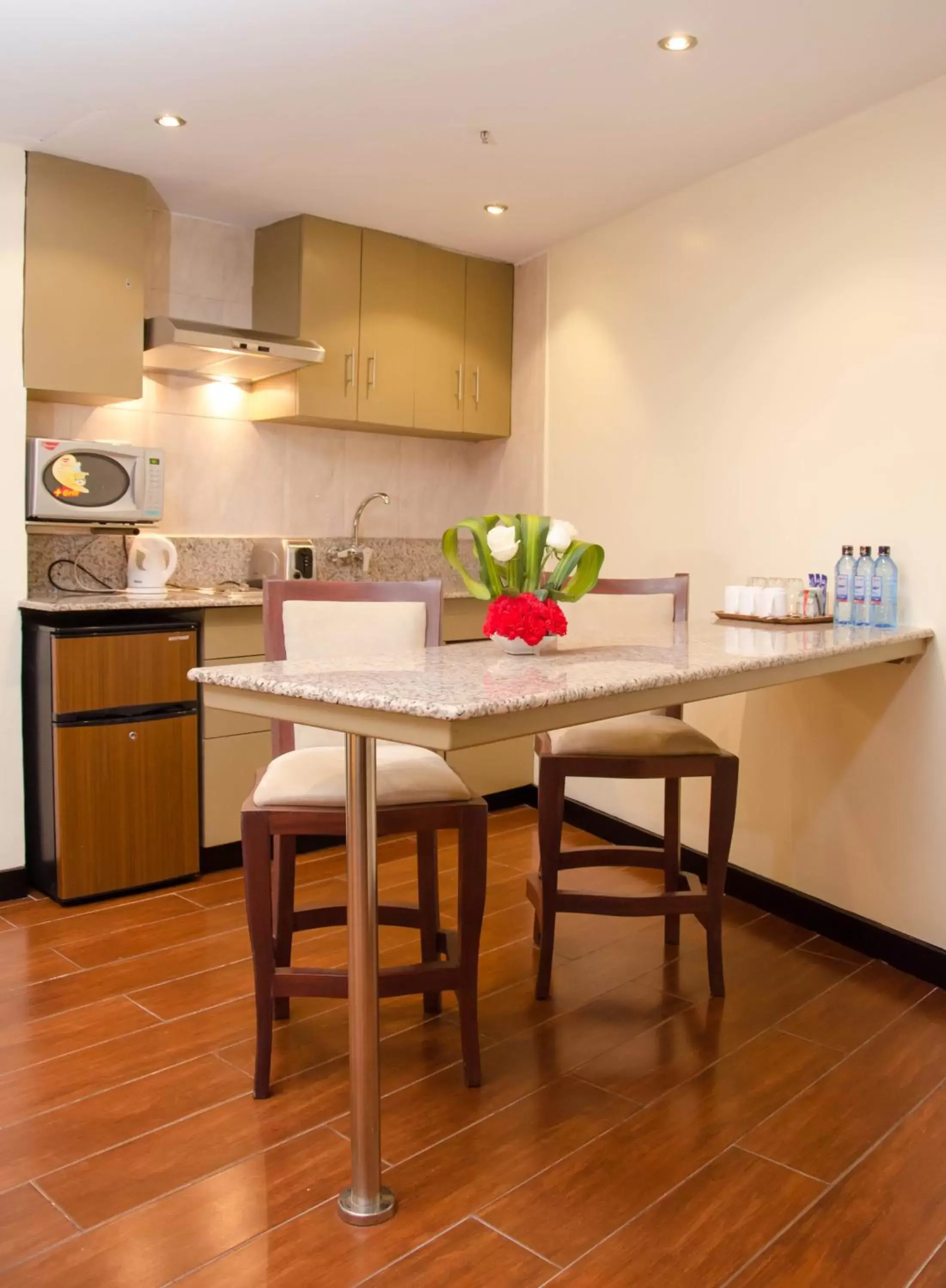 King Suite with Kitchenette in Best Western Plus Meridian Hotel King Suite with Kitchenette in Best Western Plus Meridian Hotel