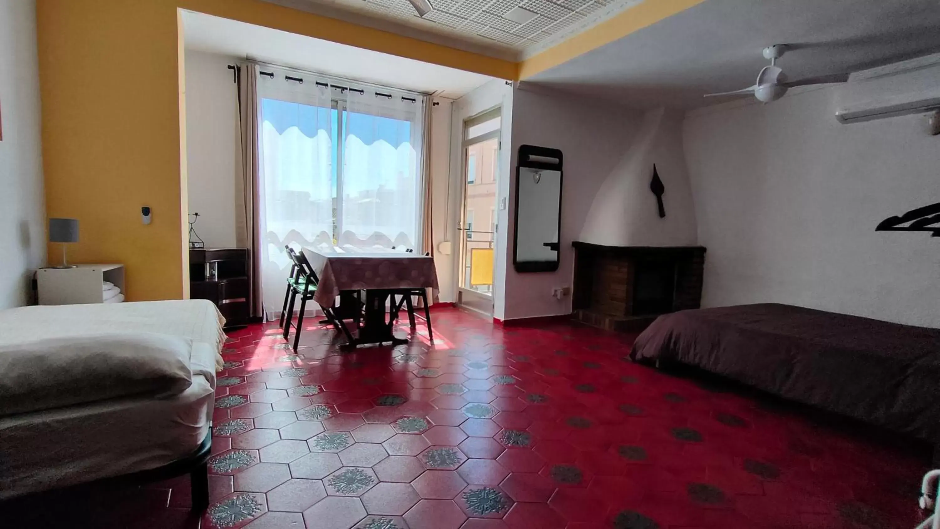 Superior Double Room in Pensión Benavente AP-7 3 min - Playa 5 min coche Superior Double Room in Pensión Benavente AP-7 3 min - Playa 5 min coche