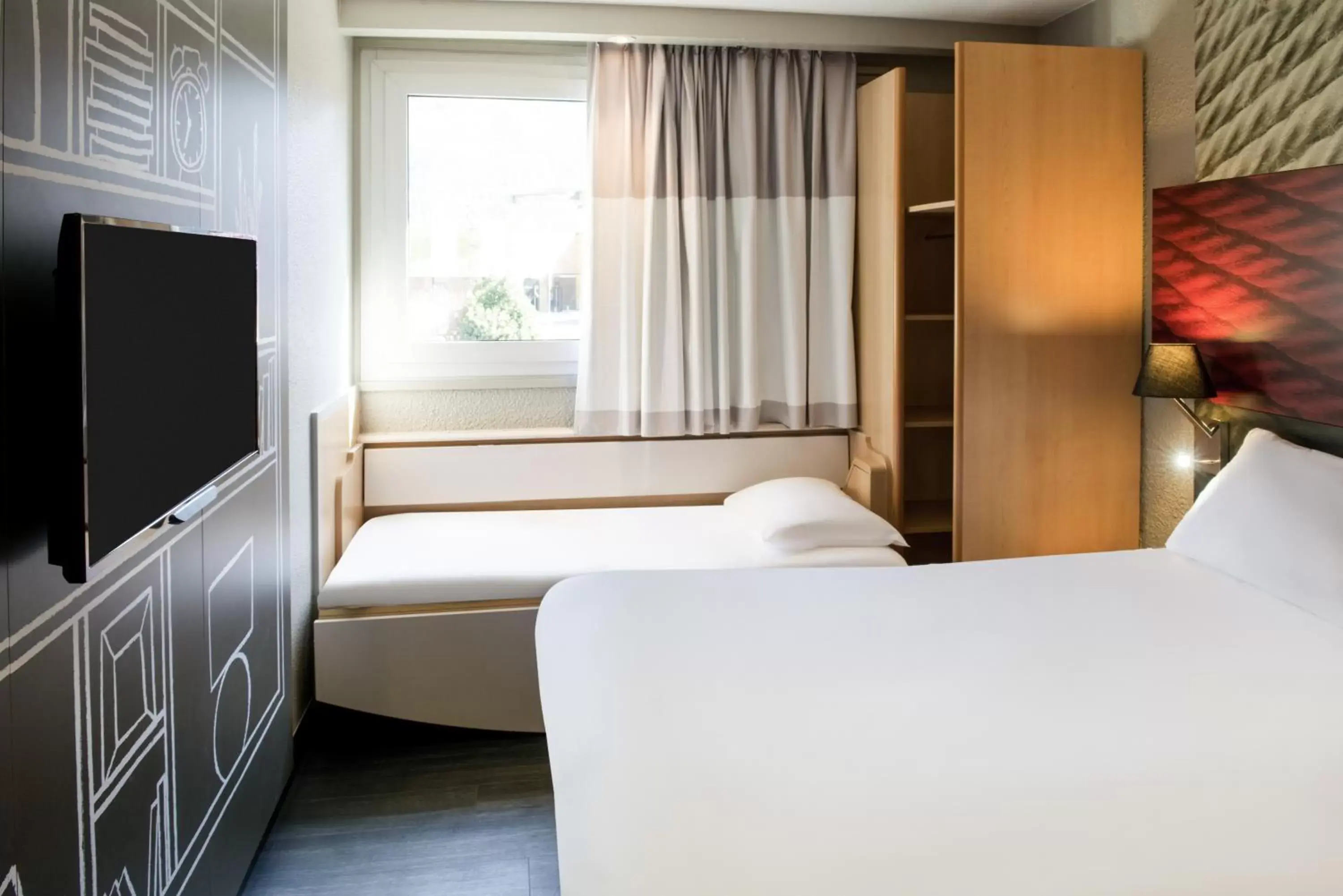 Standard Room with One Double Bed and One Single Bed in Ibis Sallanches Porte du MontBlanc Standard Room with One Double Bed and One Single Bed in Ibis Sallanches Porte du MontBlanc