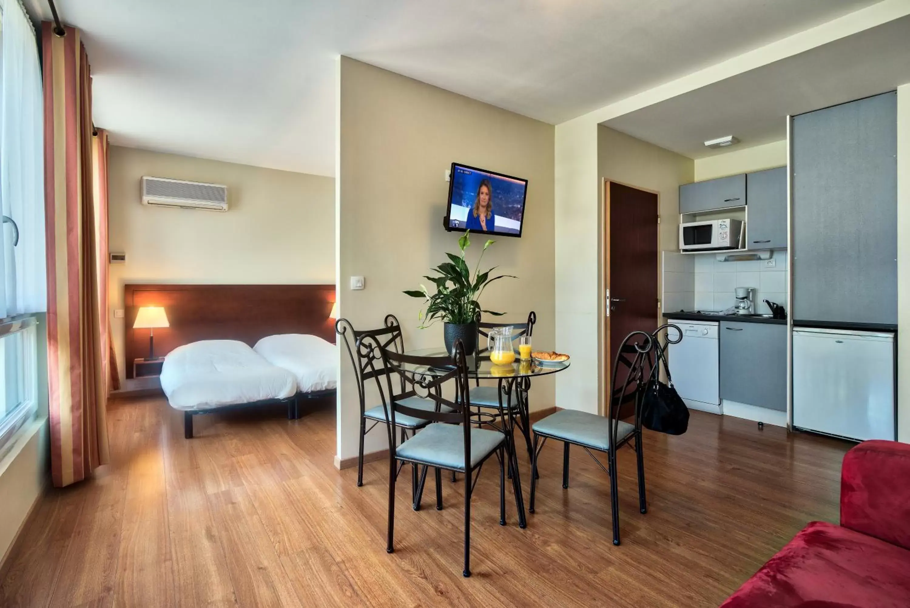 Superior Apartment (6 Adults) in Zenitude Hôtel-Résidences Les Jardins de Lourdes Superior Apartment (6 Adults) in Zenitude Hôtel-Résidences Les Jardins de Lourdes