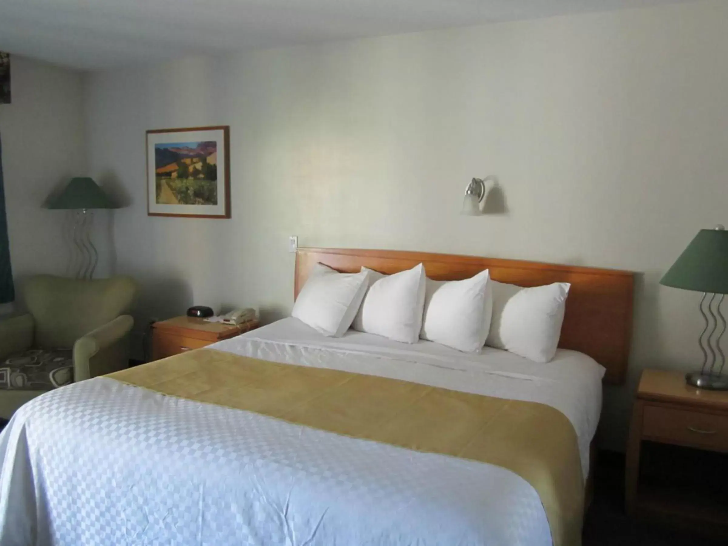 Queen Room - Non-Smoking in Ramada Merritt Queen Room - Non-Smoking in Ramada Merritt