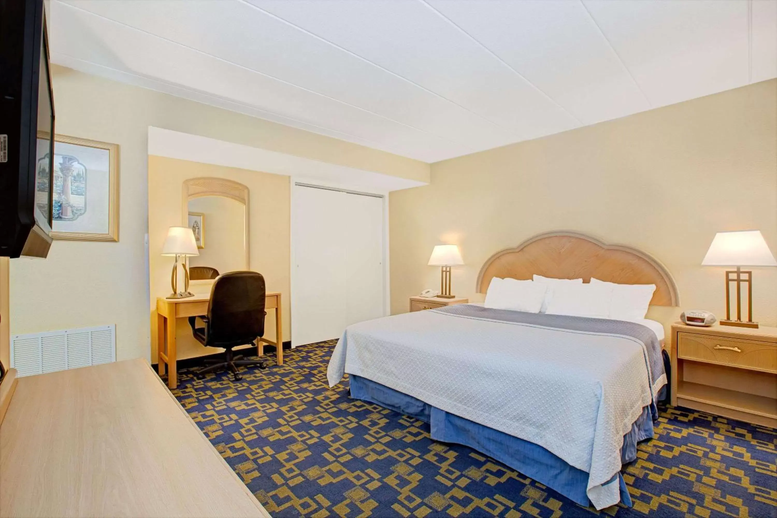 Deluxe King Suite in Days Inn by Wyndham East Windsor/Hightstown Deluxe King Suite in Days Inn by Wyndham East Windsor/Hightstown
