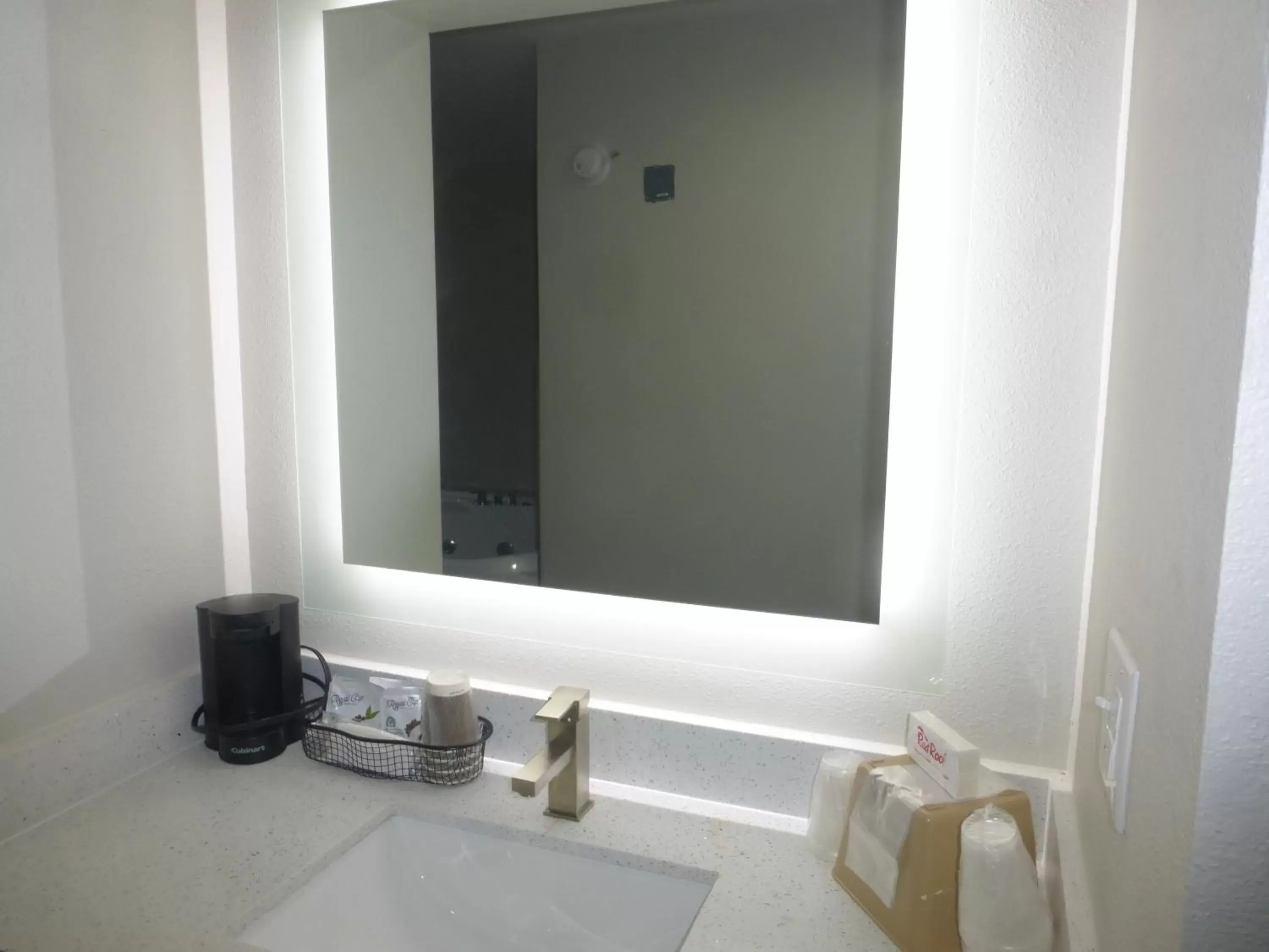 Two Room Suite with One King Bed Non-Smoking in Red Roof Inn & Suites Mobile SW - I-10 Two Room Suite with One King Bed Non-Smoking in Red Roof Inn & Suites Mobile SW - I-10