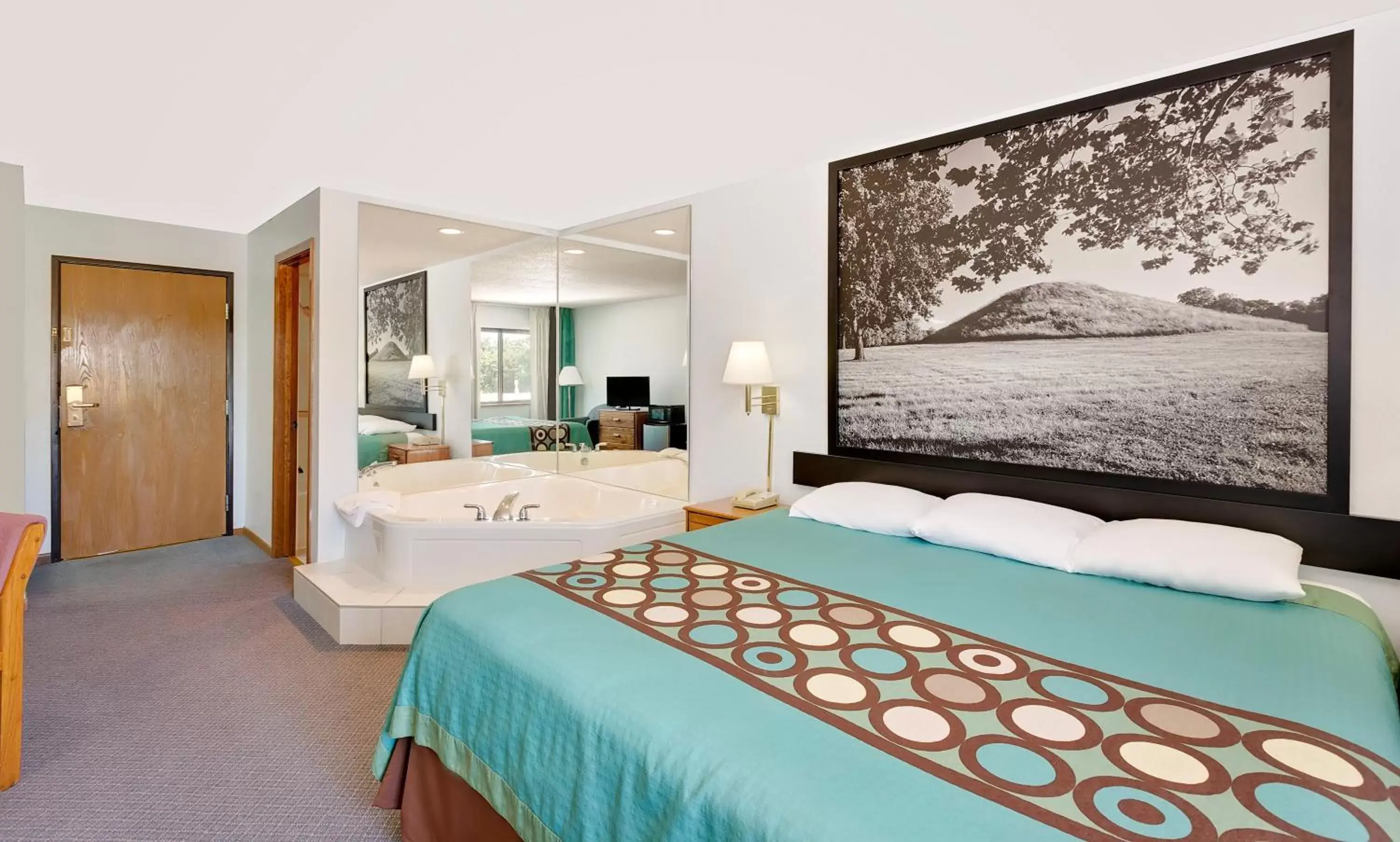 King Suite- Non-Smoking in Super 8 by Wyndham Macomb King Suite- Non-Smoking in Super 8 by Wyndham Macomb