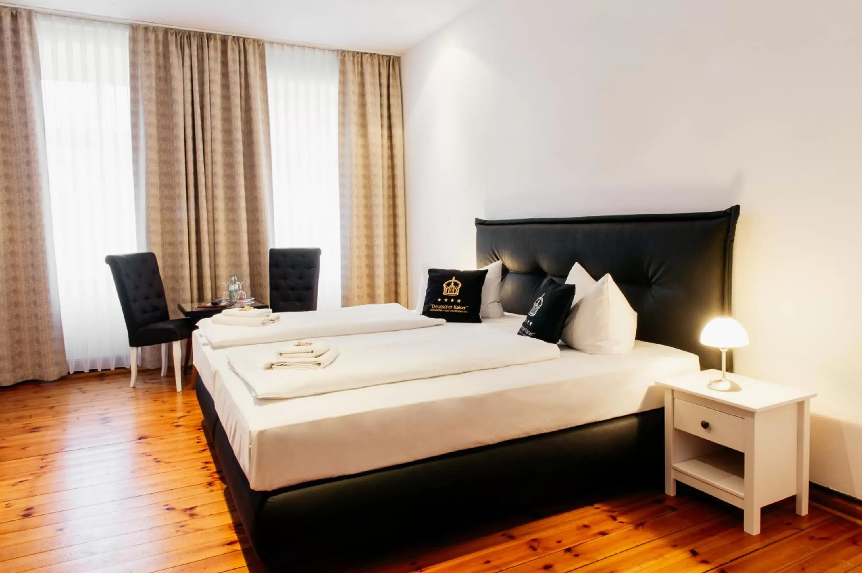 Double Room - Historical Building in Hotel & Restaurant "Deutscher Kaiser" Double Room - Historical Building in Hotel & Restaurant "Deutscher Kaiser"