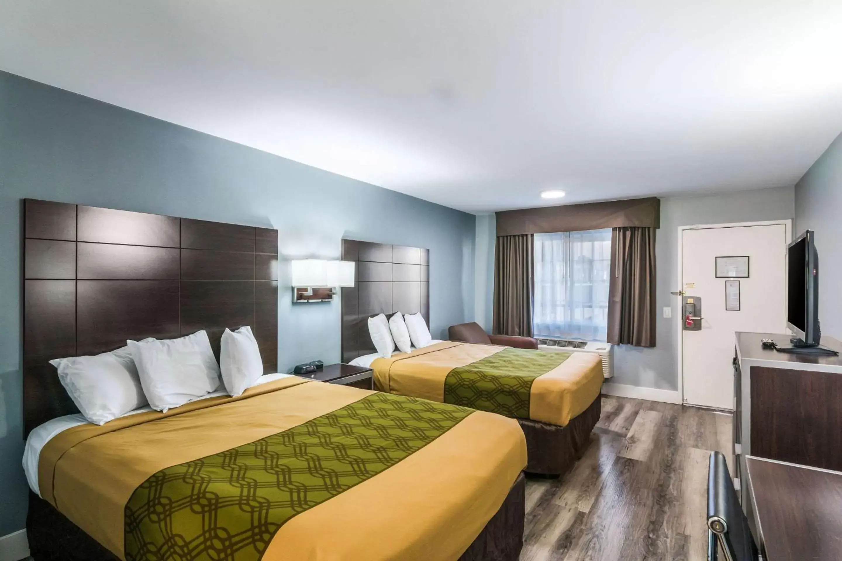 Standard Room With Two Queen Beds - Non-Smoking in Econo Lodge Hesperia - Victorville I-15 Standard Room With Two Queen Beds - Non-Smoking in Econo Lodge Hesperia - Victorville I-15