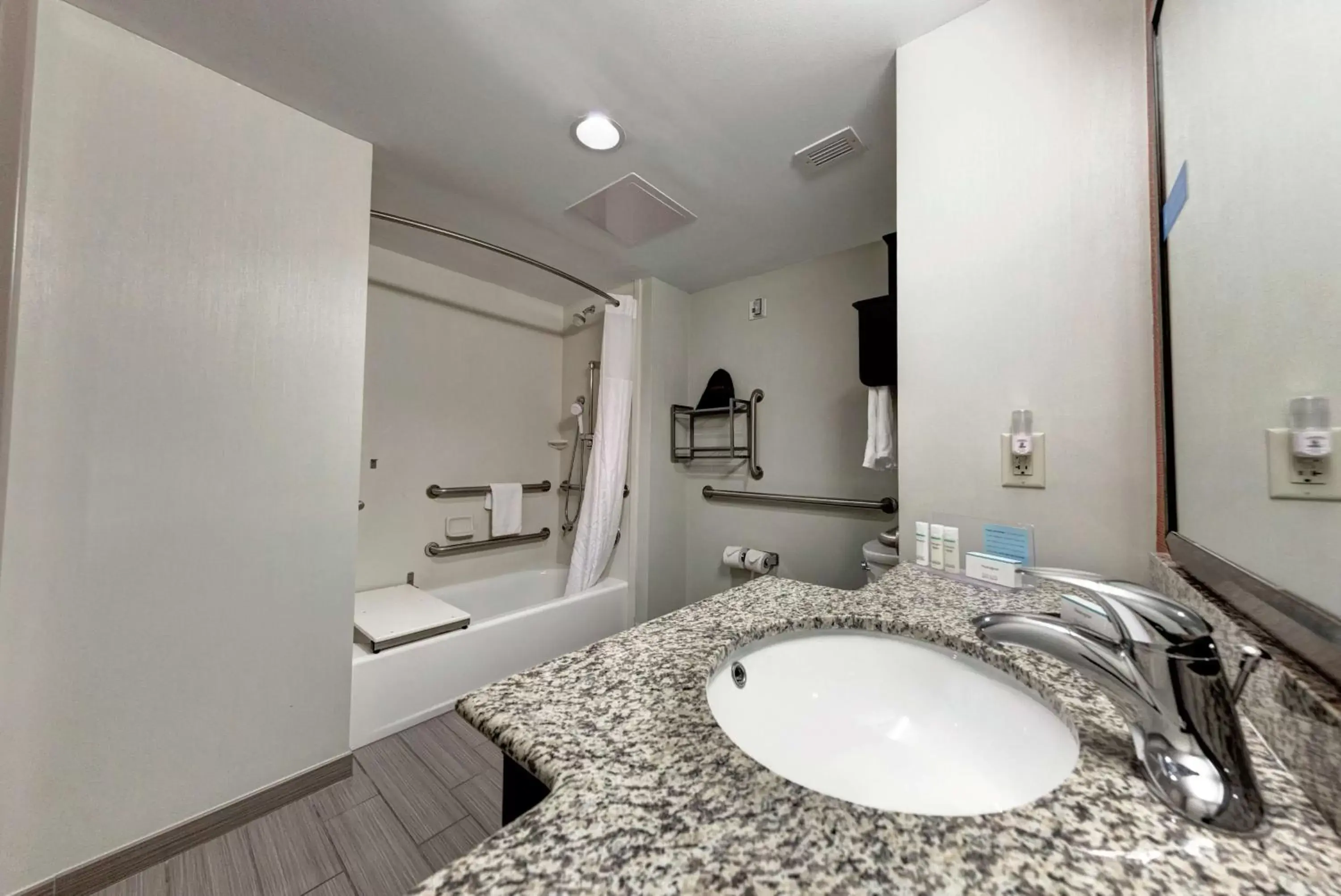 King Room Hearing Accessible with Tub - Non-Smoking in Hampton Inn Neptune King Room Hearing Accessible with Tub - Non-Smoking in Hampton Inn Neptune