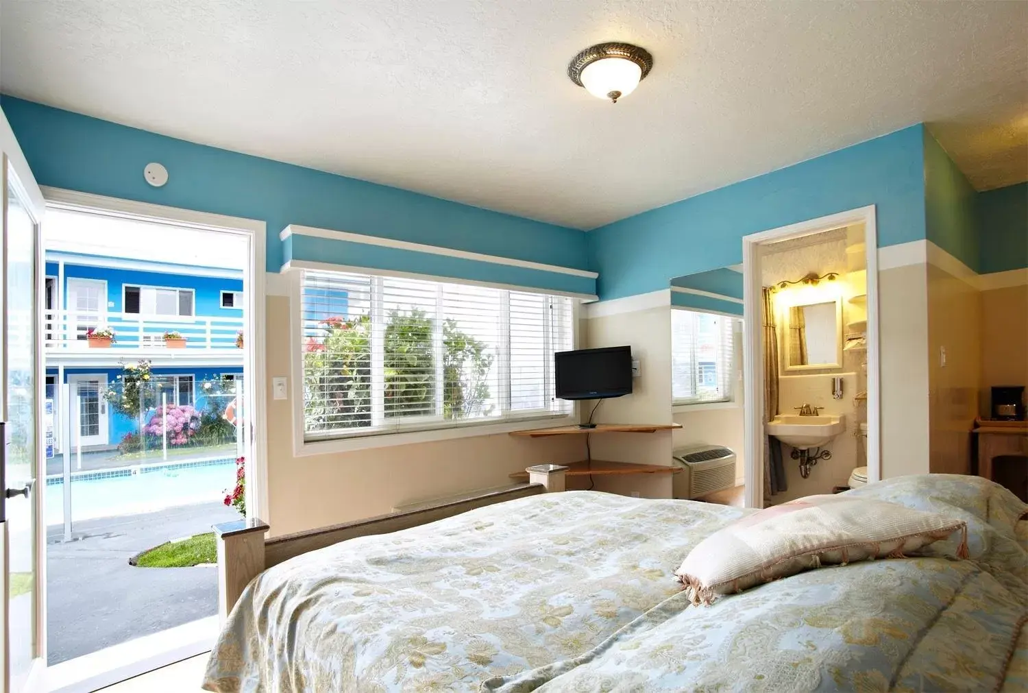 Poolside Queen in The Inn at Sunset Cliffs Poolside Queen in The Inn at Sunset Cliffs