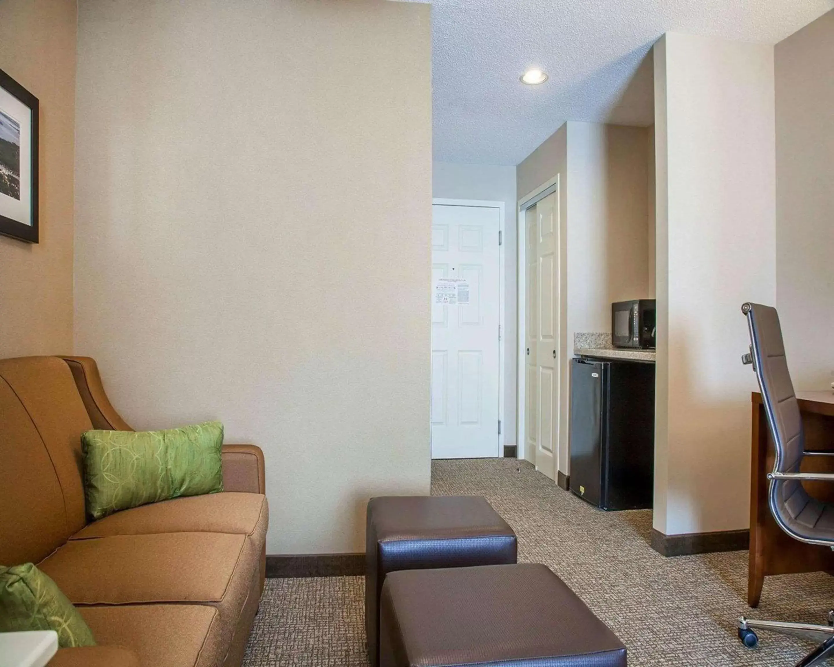 King Suite with Sofa Bed - Non-Smoking in Comfort Suites West Warwick - Providence King Suite with Sofa Bed - Non-Smoking in Comfort Suites West Warwick - Providence