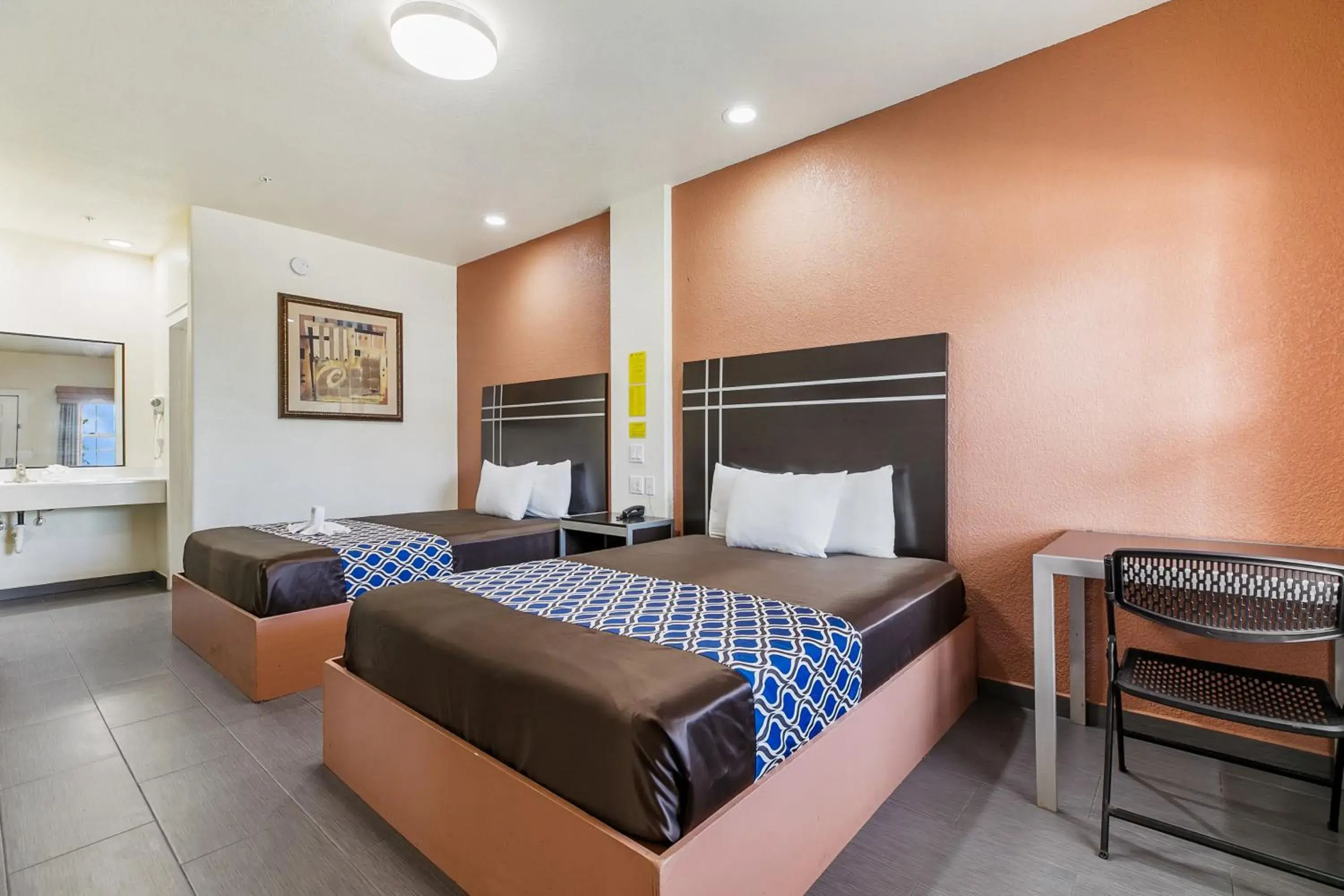 Standard Double Queen in Lighthouse Inn Standard Double Queen in Lighthouse Inn