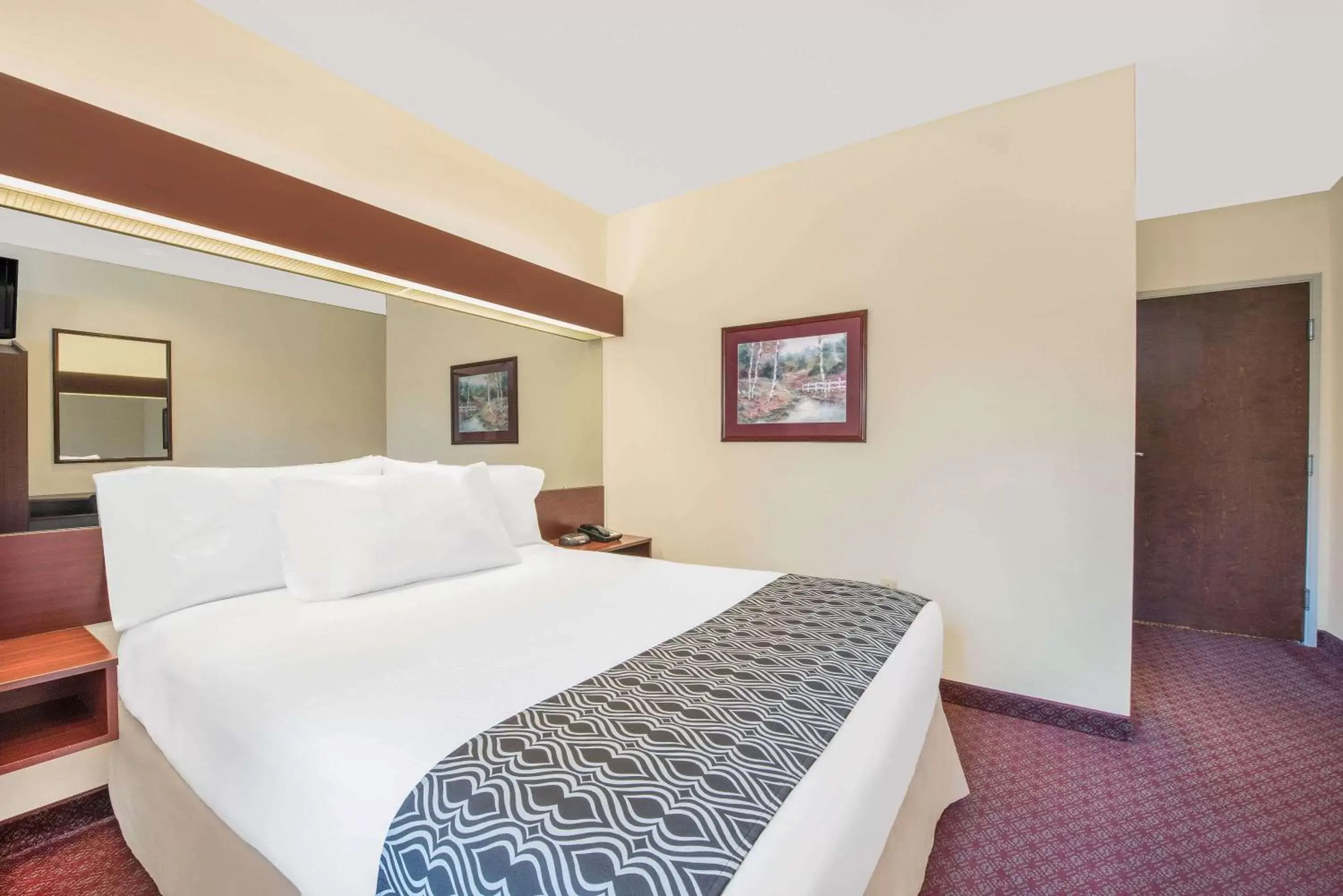 Queen Room - Non-Smoking in Microtel Inn & Suites by Wyndham Hamburg Queen Room - Non-Smoking in Microtel Inn & Suites by Wyndham Hamburg