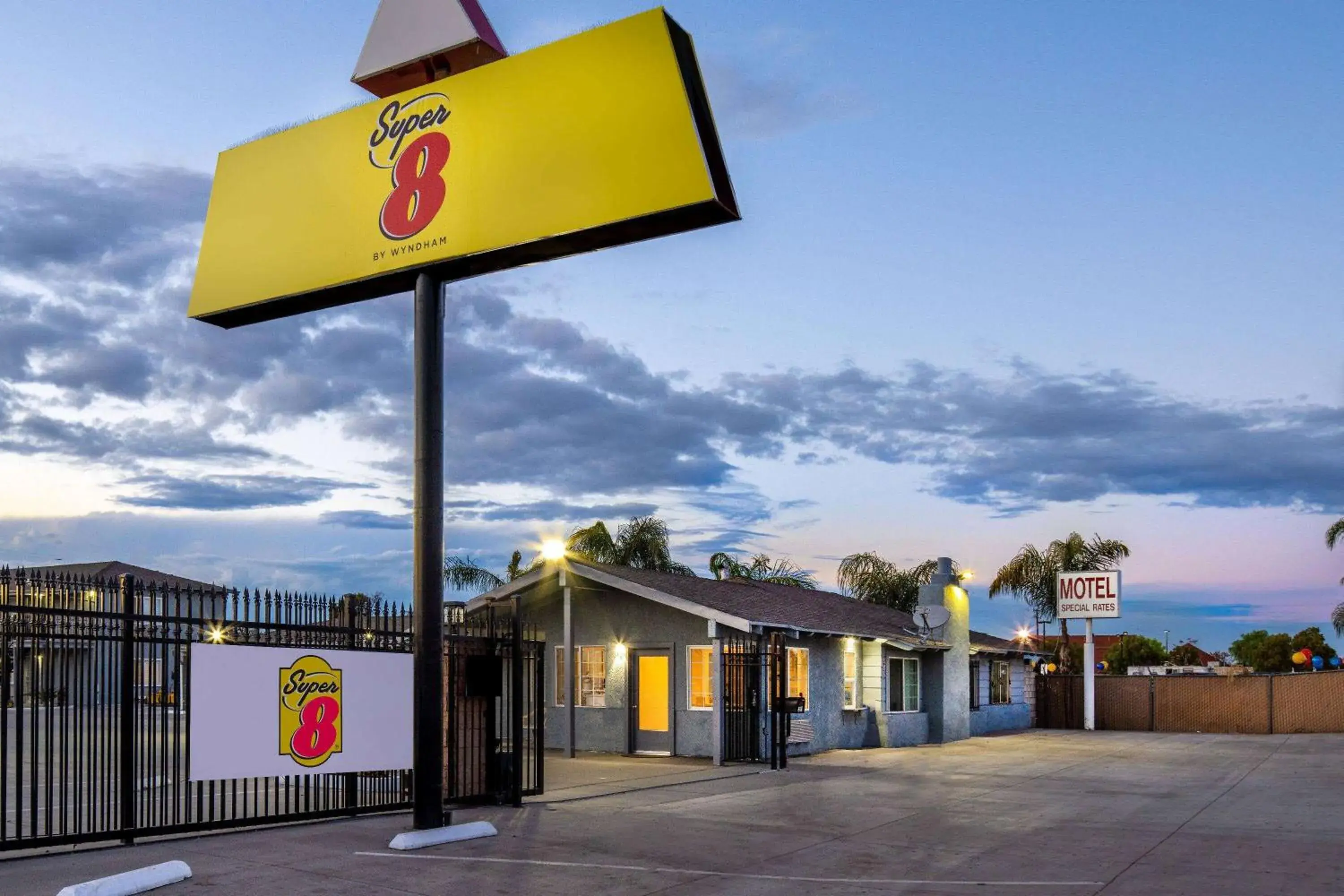 Super 8 by Wyndham Bakersfield CA Super 8 by Wyndham Bakersfield CA