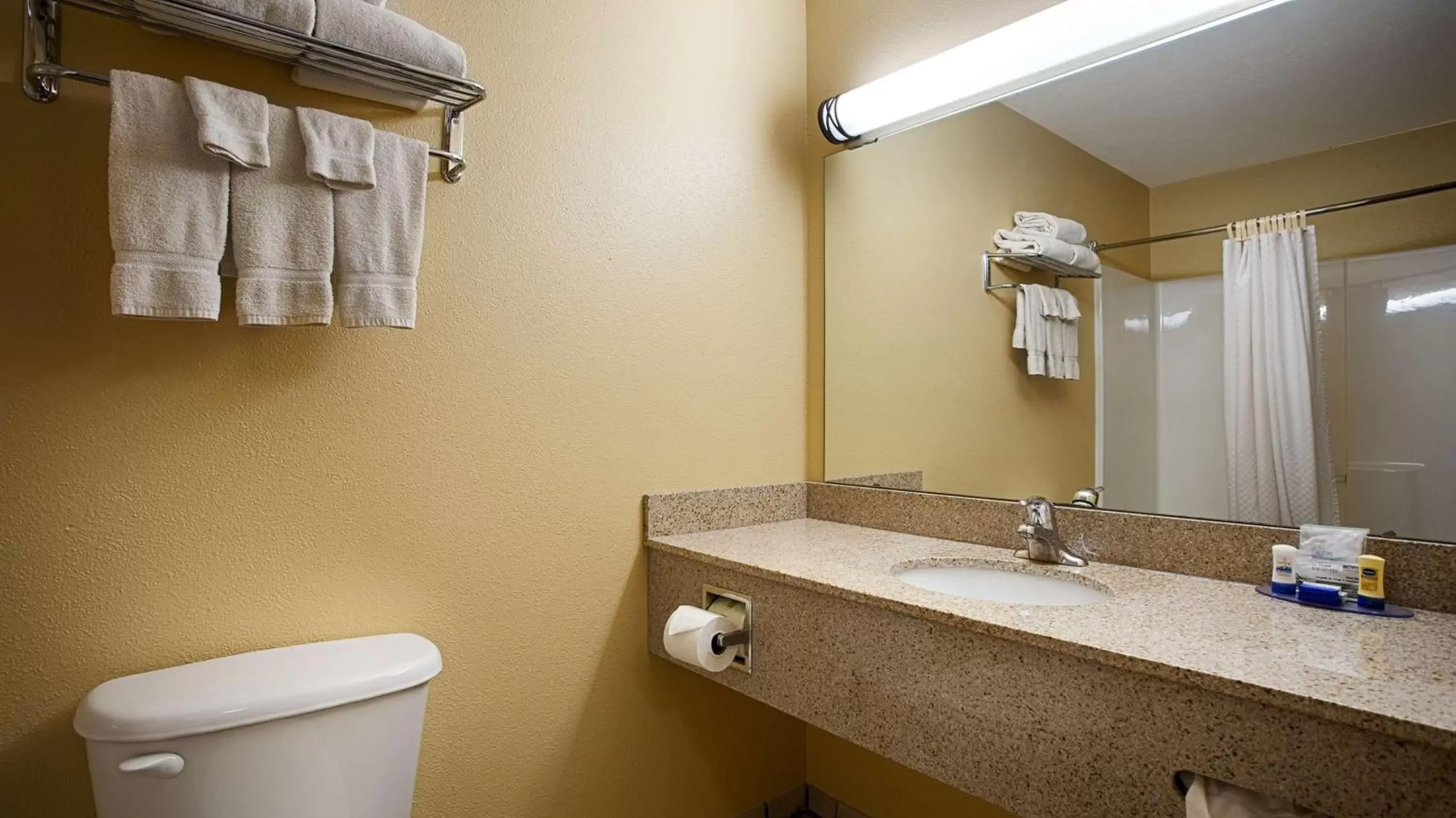 King Suite with Bathtub - Mobility Accessible/Non-Smoking in Best Western Penn-Ohio Inn & Suites King Suite with Bathtub - Mobility Accessible/Non-Smoking in Best Western Penn-Ohio Inn & Suites