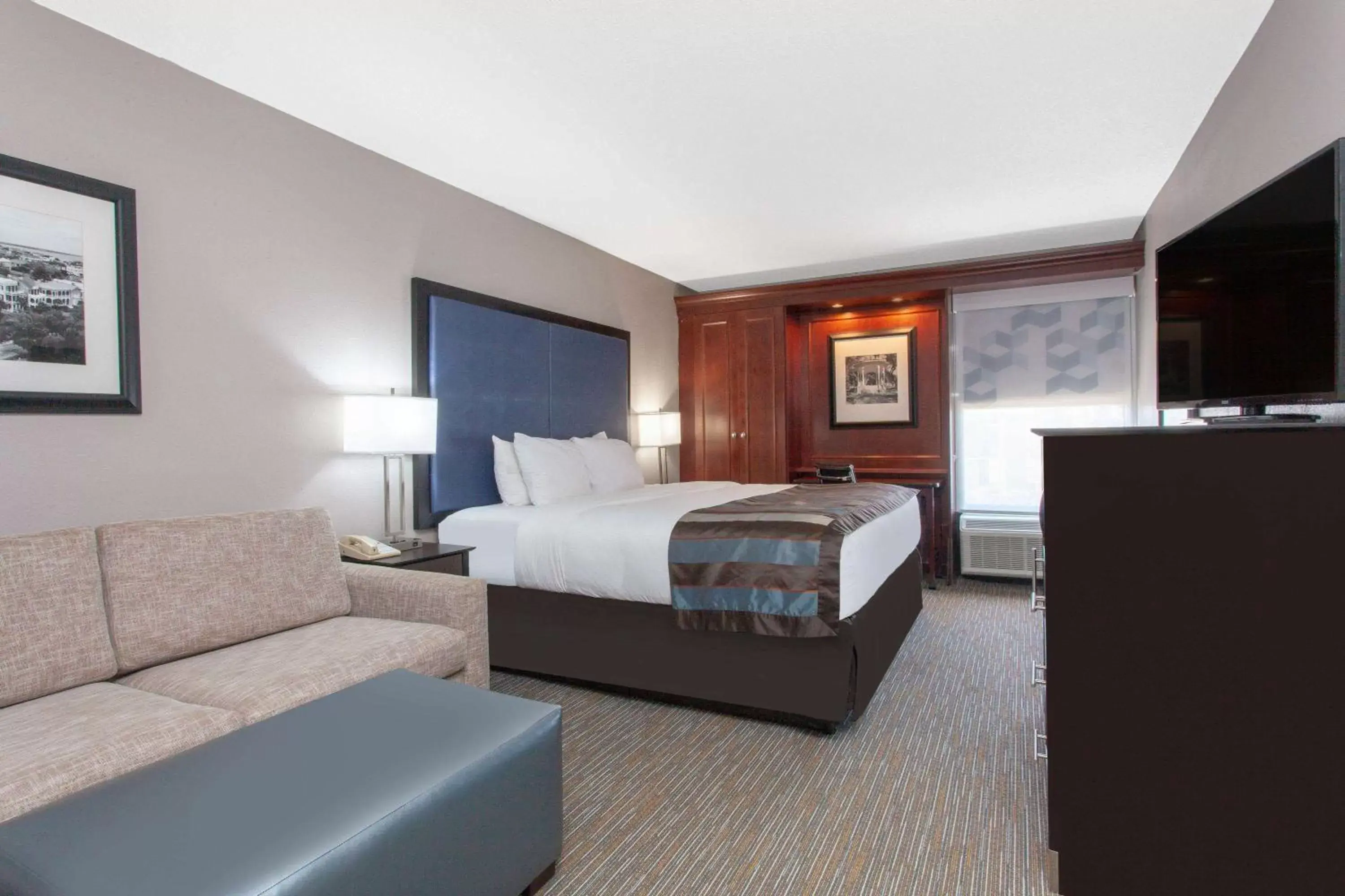 Deluxe King Room - Non-Smoking in Wingate by Wyndham Charleston Coliseum Deluxe King Room - Non-Smoking in Wingate by Wyndham Charleston Coliseum