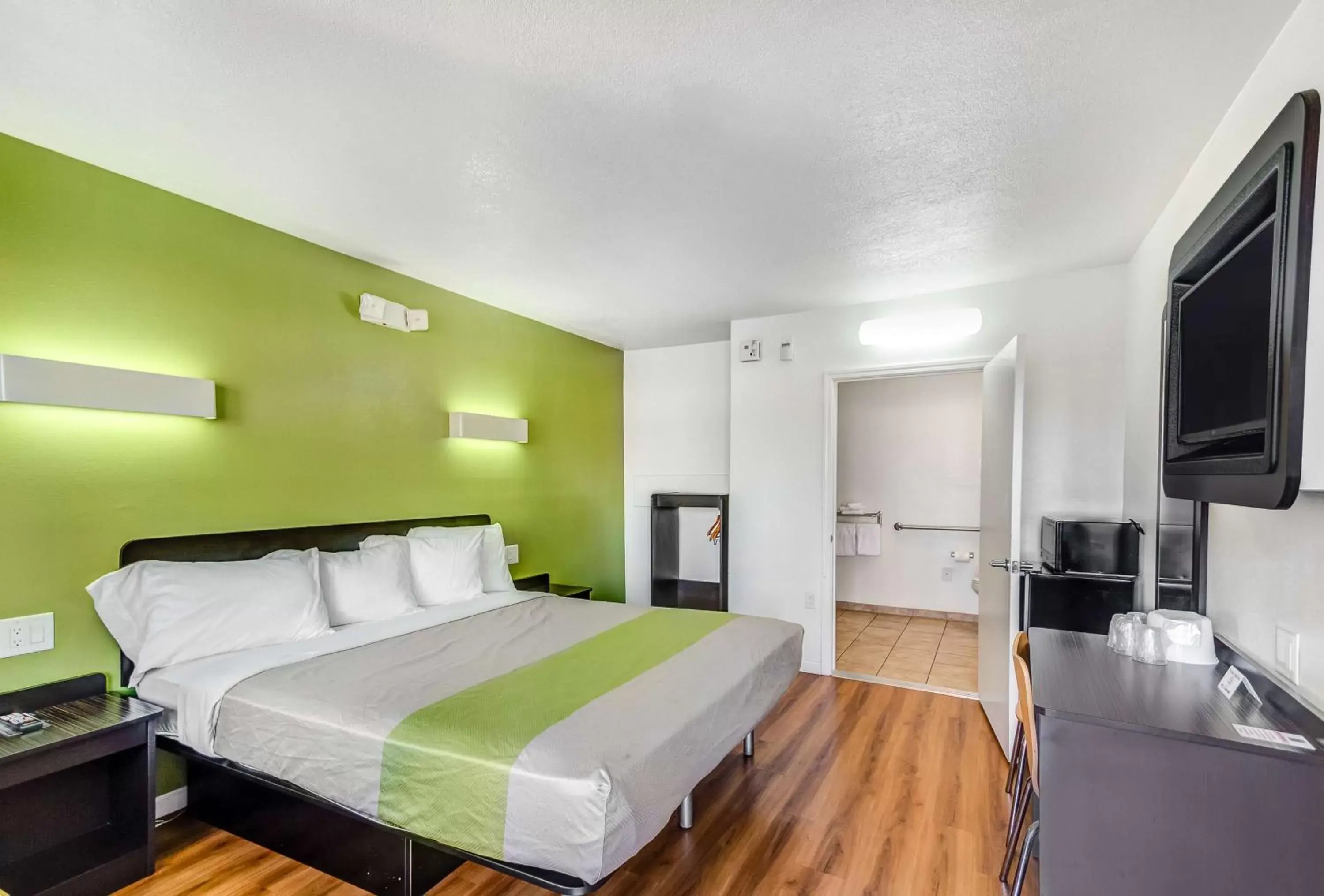 Deluxe King Room - single occupancy - Smoking in Motel 6-Visalia, CA Deluxe King Room - single occupancy - Smoking in Motel 6-Visalia, CA