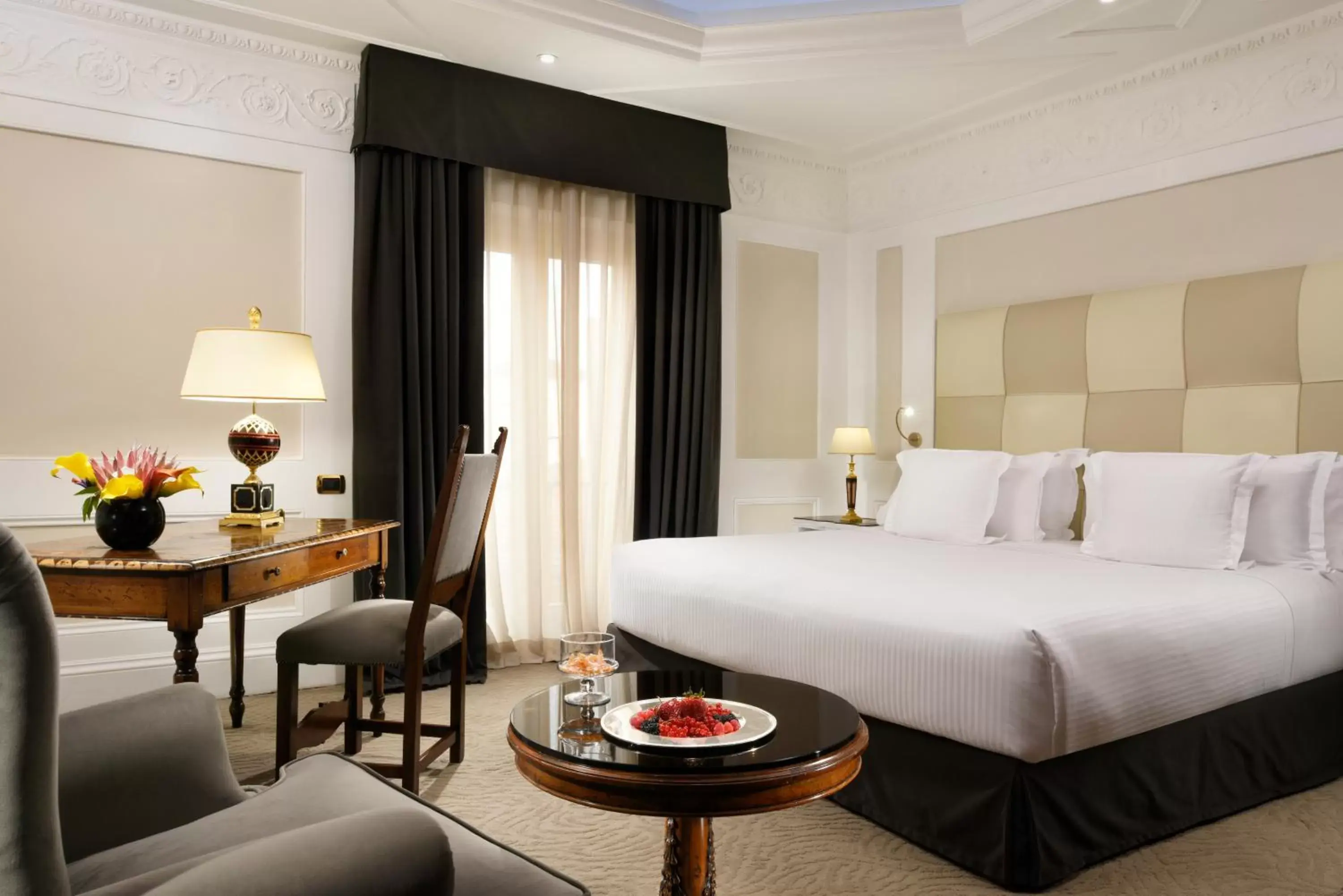 Deluxe Room in Hotel Splendide Royal - The Leading Hotels of the World Deluxe Room in Hotel Splendide Royal - The Leading Hotels of the World