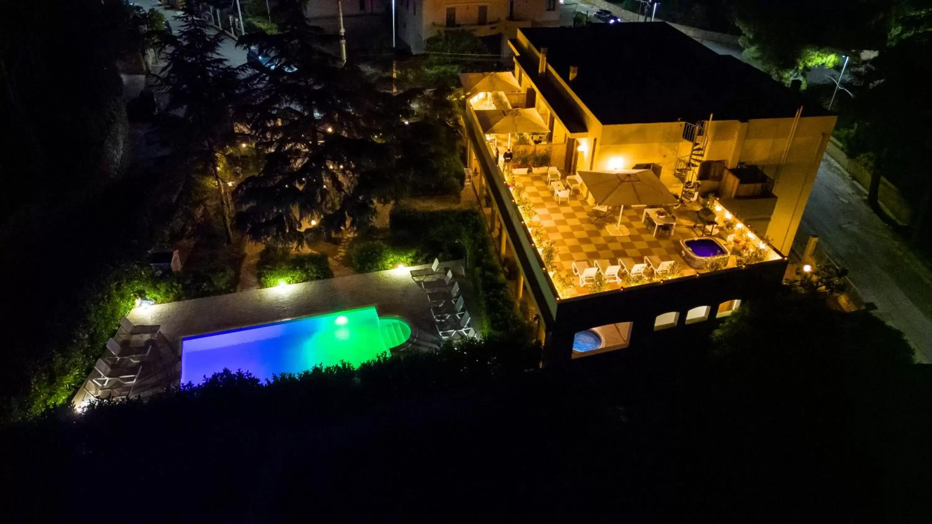King Suite with Pool View in La Collina di Montegrappa - Suites with Heated Private Pool - Suites with Shared Pool King Suite with Pool View in La Collina di Montegrappa - Suites with Heated Private Pool - Suites with Shared Pool