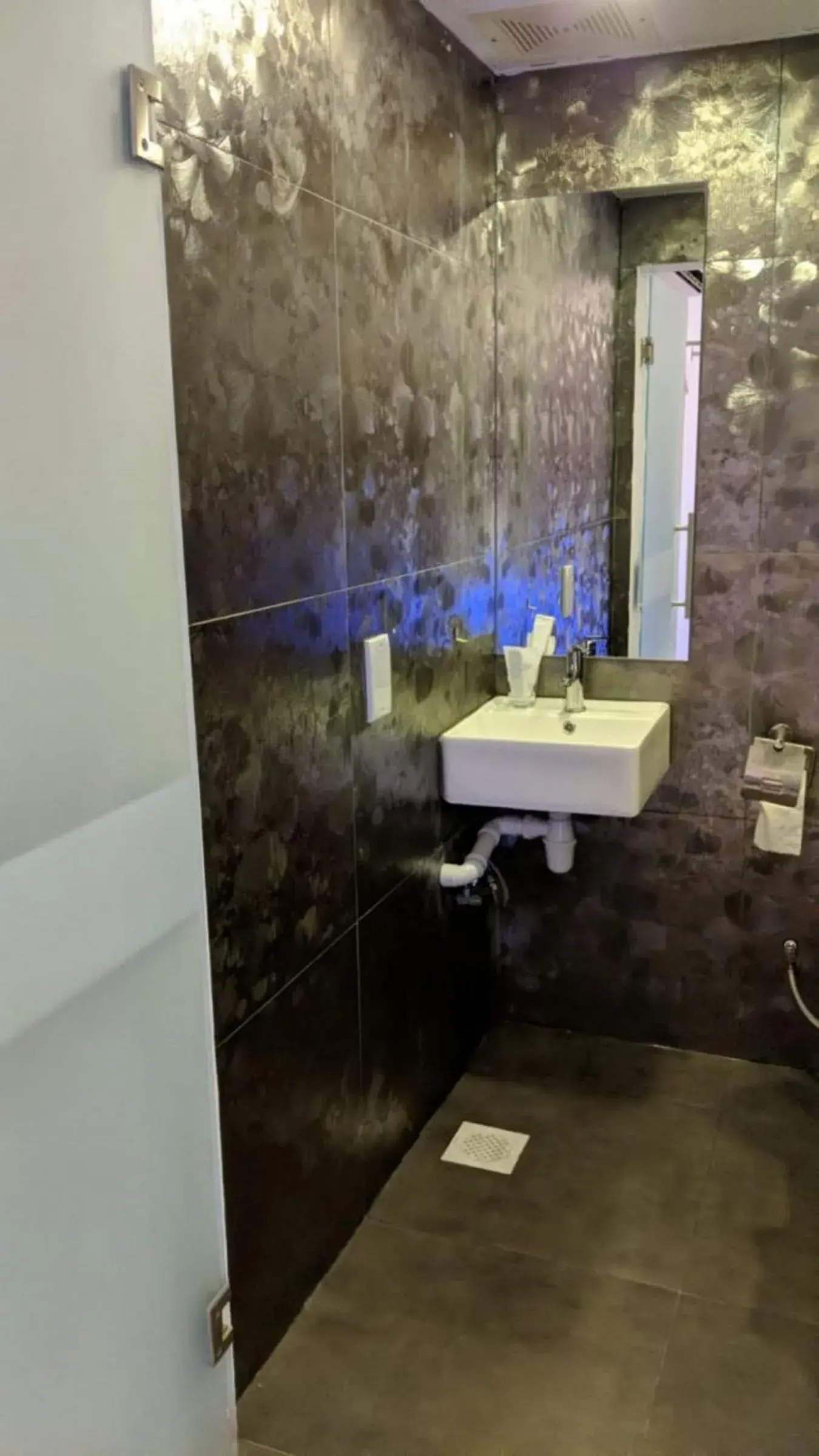 Standard Triple Room in Hotel Calmo Chinatown Standard Triple Room in Hotel Calmo Chinatown