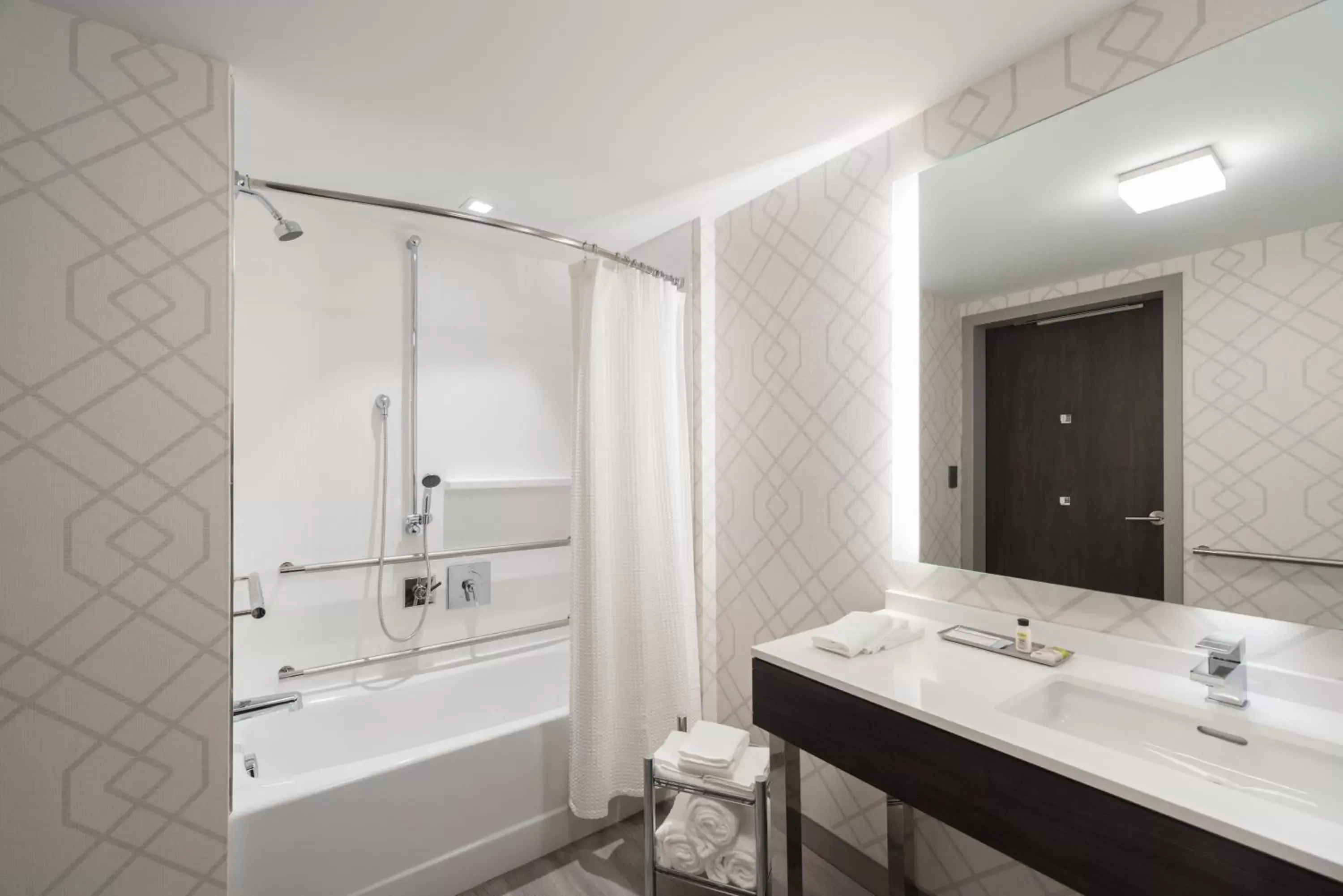 Queen Room with Two Queen Beds - Hearing Accessible in Holiday Inn Boston Logan Airport - Chelsea by IHG Queen Room with Two Queen Beds - Hearing Accessible in Holiday Inn Boston Logan Airport - Chelsea by IHG