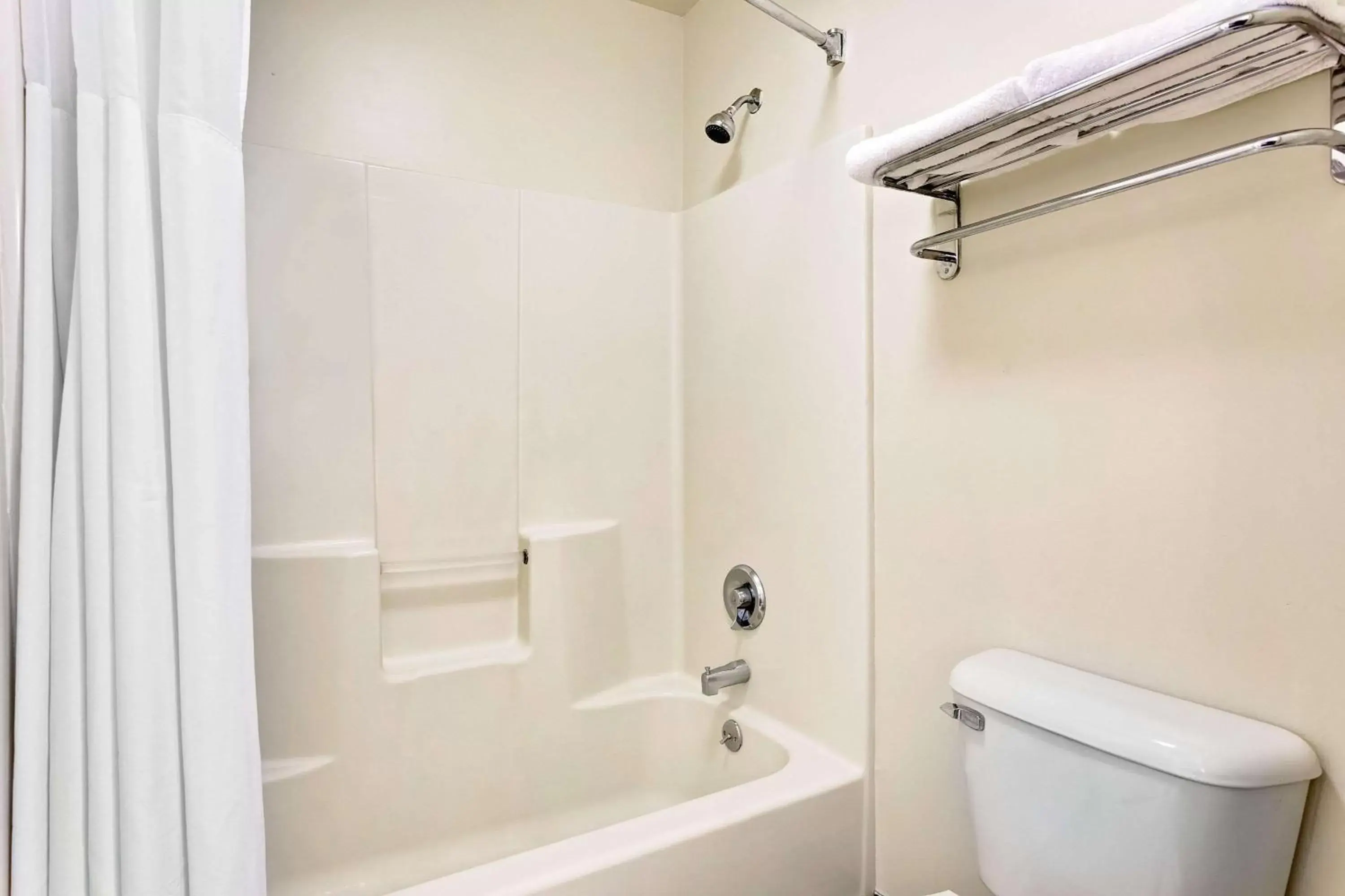 Deluxe King Room - Non-Smoking in Days Inn by Wyndham Spartanburg Deluxe King Room - Non-Smoking in Days Inn by Wyndham Spartanburg