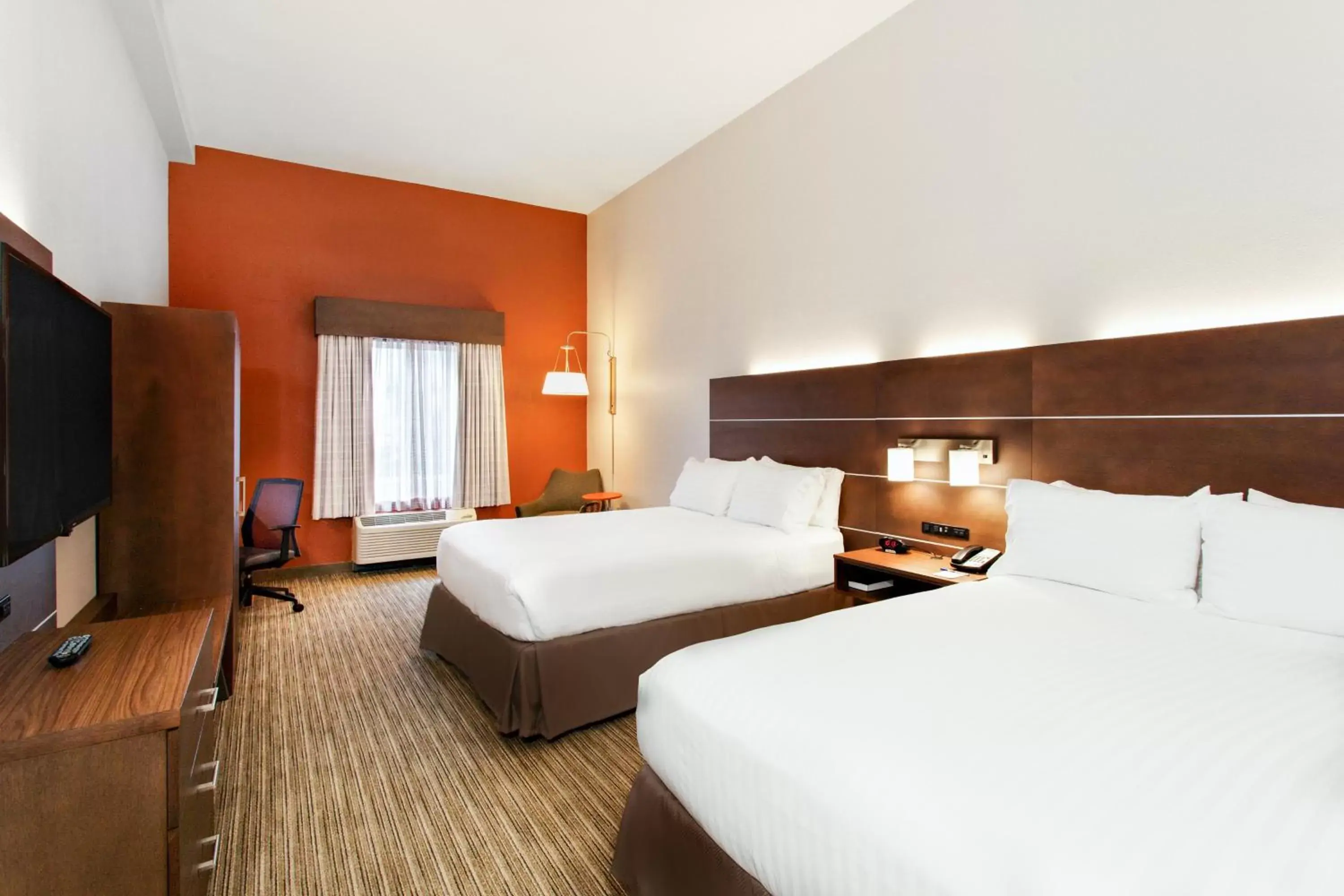 Twin Room with Wheelchair Accessible Roll In Shower - Non-Smoking in Holiday Inn Express Lake Wales North-Winter Haven by IHG Twin Room with Wheelchair Accessible Roll In Shower - Non-Smoking in Holiday Inn Express Lake Wales North-Winter Haven by IHG
