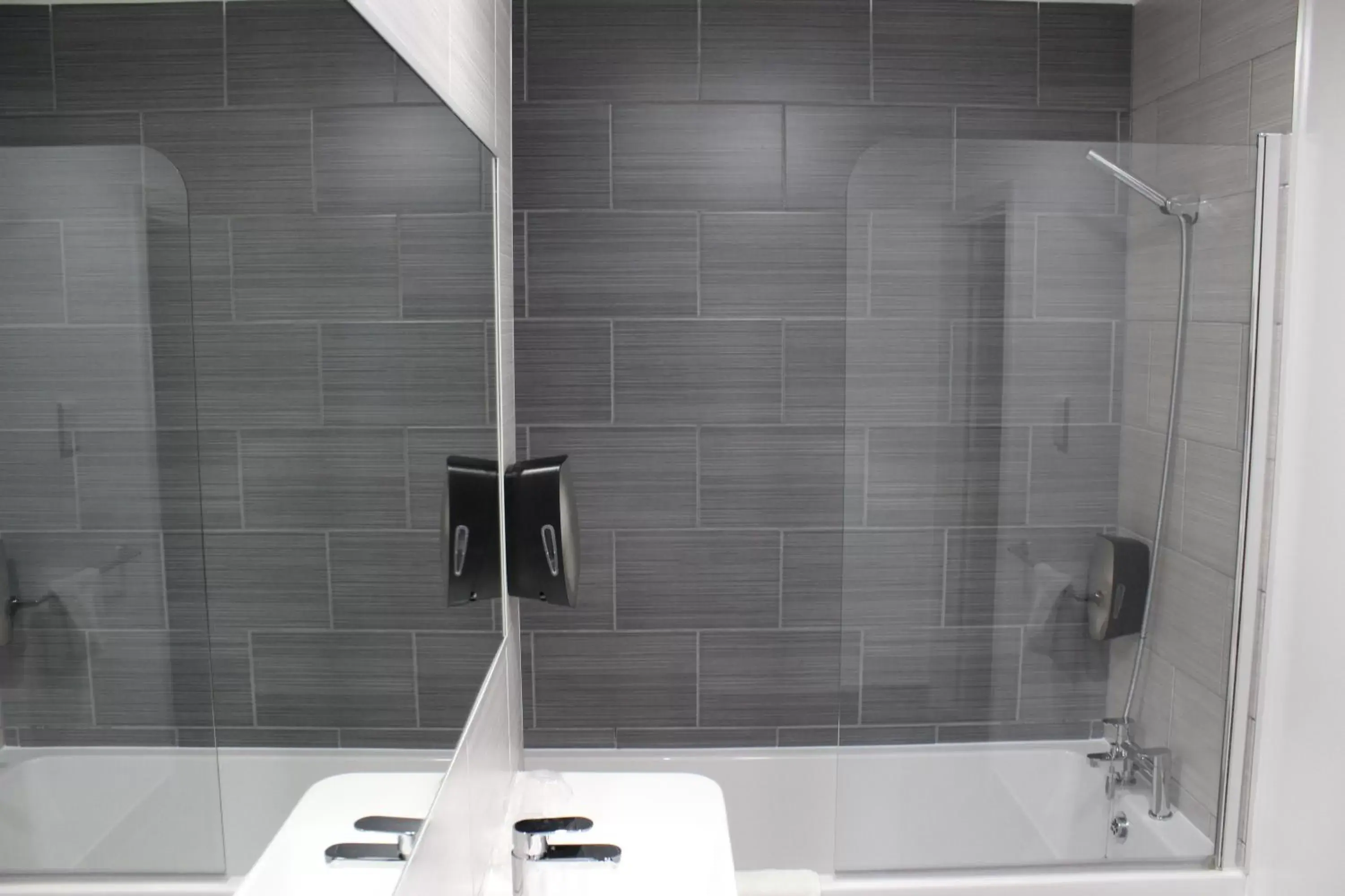 Standard Family Room in Milton Manchester Hotel Standard Family Room in Milton Manchester Hotel