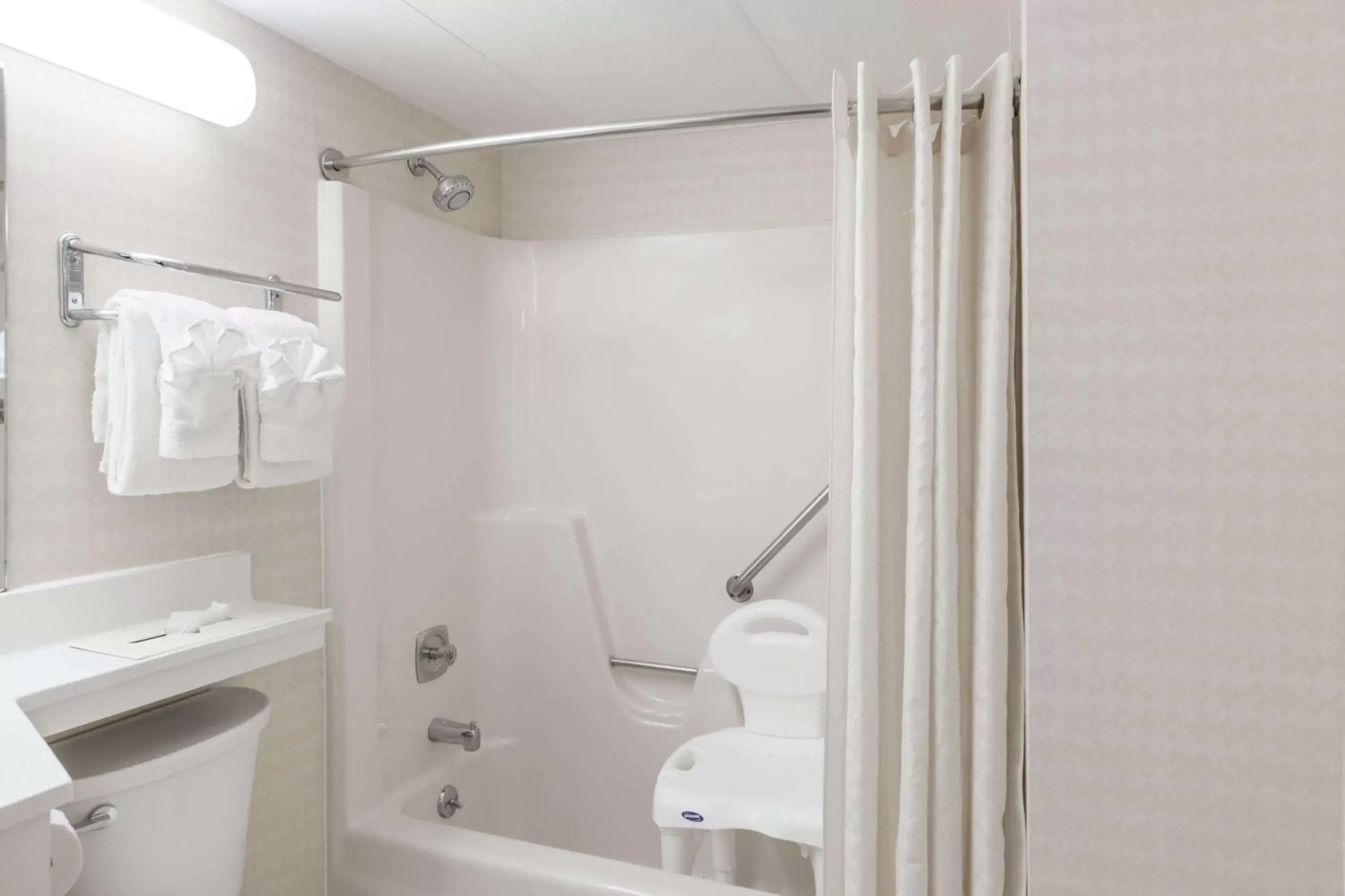2 Double Beds, Mobility Accessible Room, Bathtub w/ Grab Bars,Non-Smoking in Travelodge Inn & Suites by Wyndham Albany 2 Double Beds, Mobility Accessible Room, Bathtub w/ Grab Bars,Non-Smoking in Travelodge Inn & Suites by Wyndham Albany
