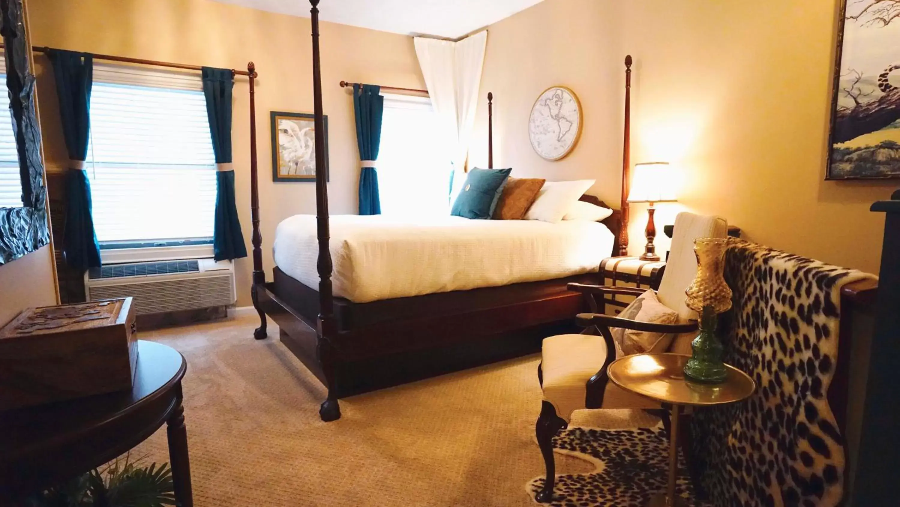 Queen Suite in Hotel Frankfort & Restaurant Queen Suite in Hotel Frankfort & Restaurant