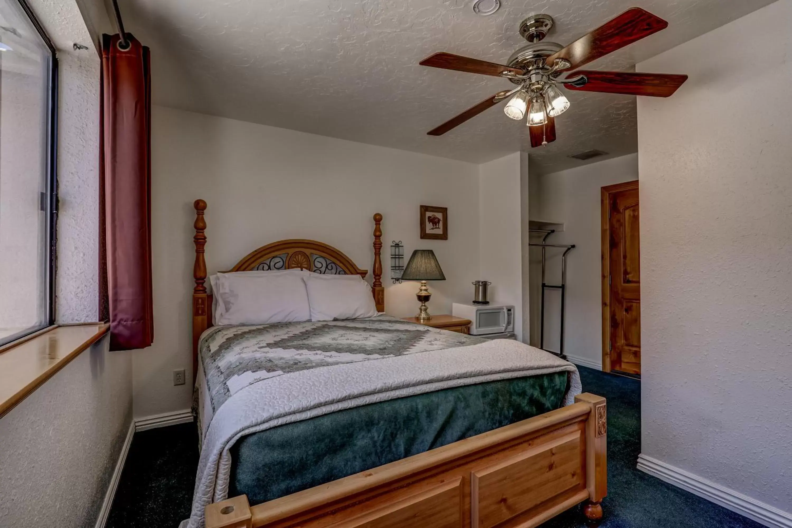 Queen Room in THE SNUGGLE INN Queen Room in THE SNUGGLE INN