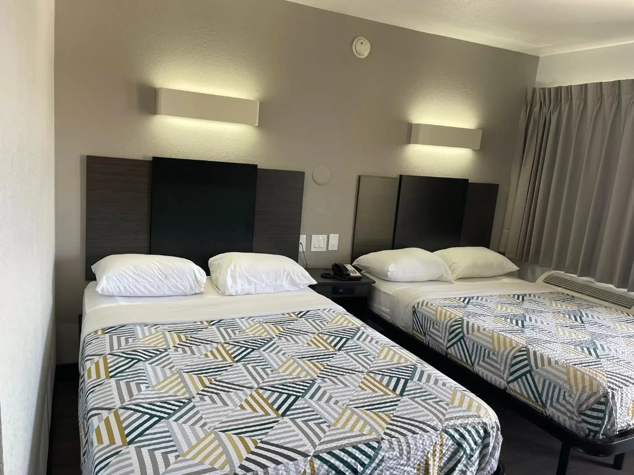 Double Room with Two Double Beds - Smoking in Motel 6 Denton, TX - UNT Double Room with Two Double Beds - Smoking in Motel 6 Denton, TX - UNT