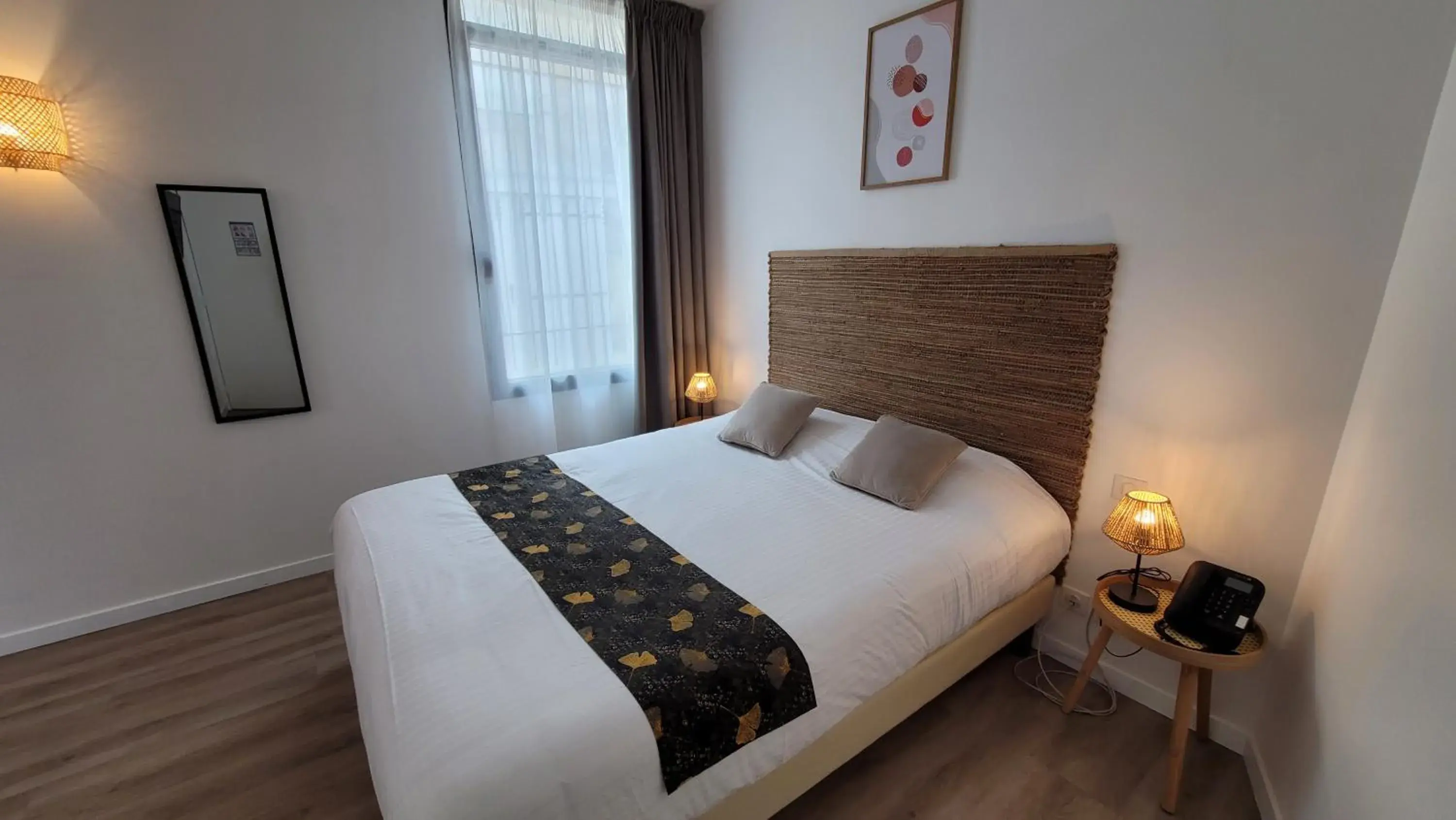 Classic Triple Room in Hotel Le Valois, Cognac Centre Classic Triple Room in Hotel Le Valois, Cognac Centre