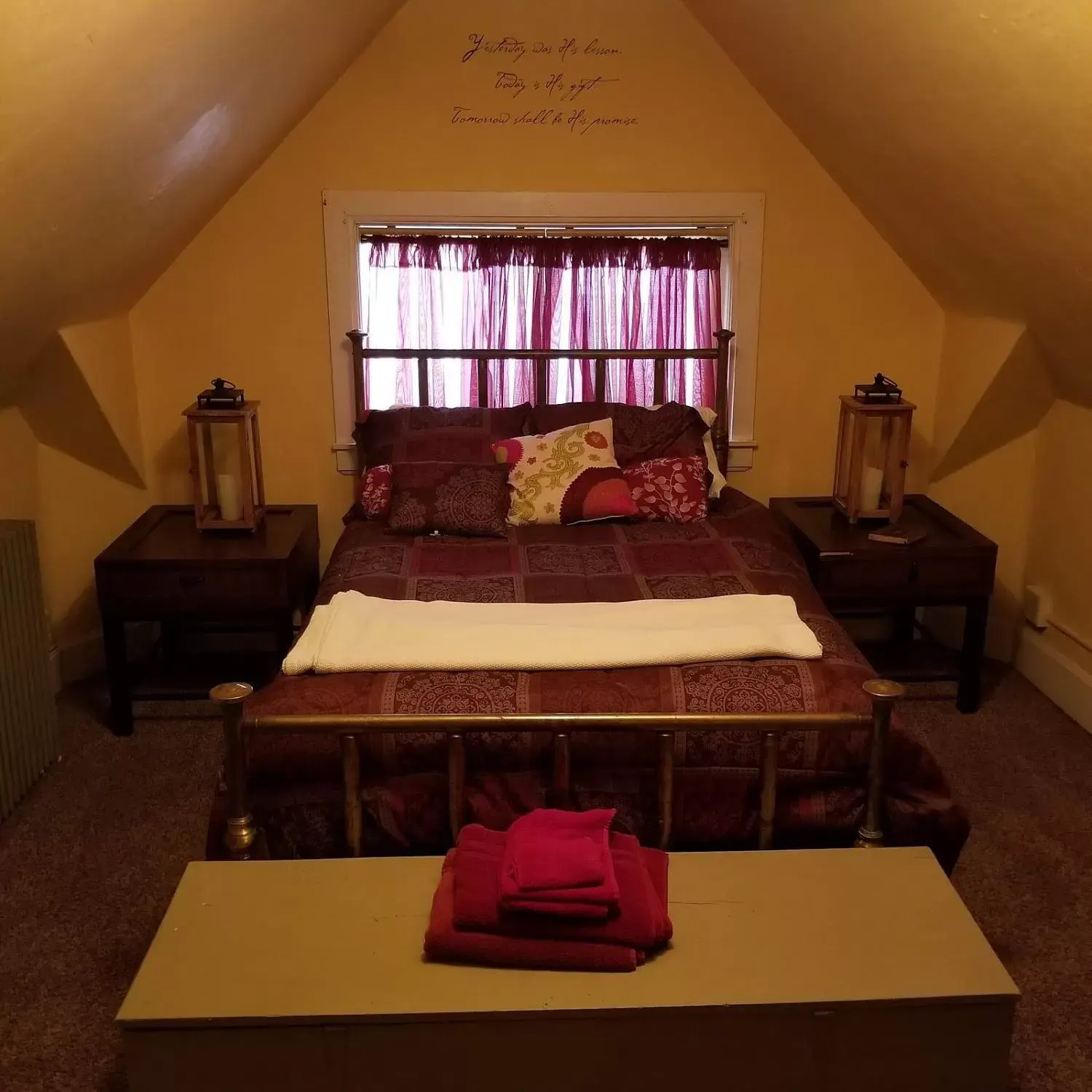 Double Room with Shared Bathroom in Historic Victorian Inn Double Room with Shared Bathroom in Historic Victorian Inn