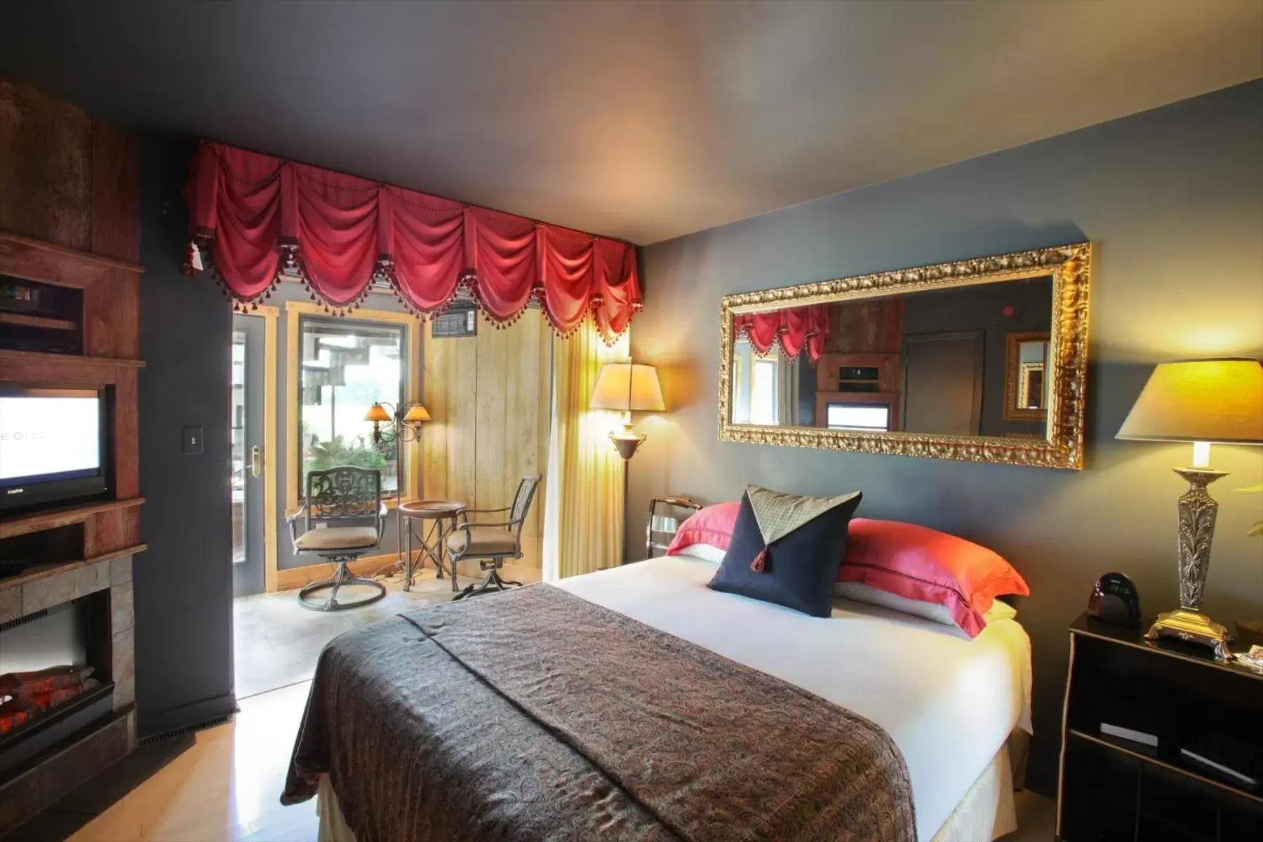 Suite with Hot Tub in Twin Pine Manor Suite with Hot Tub in Twin Pine Manor