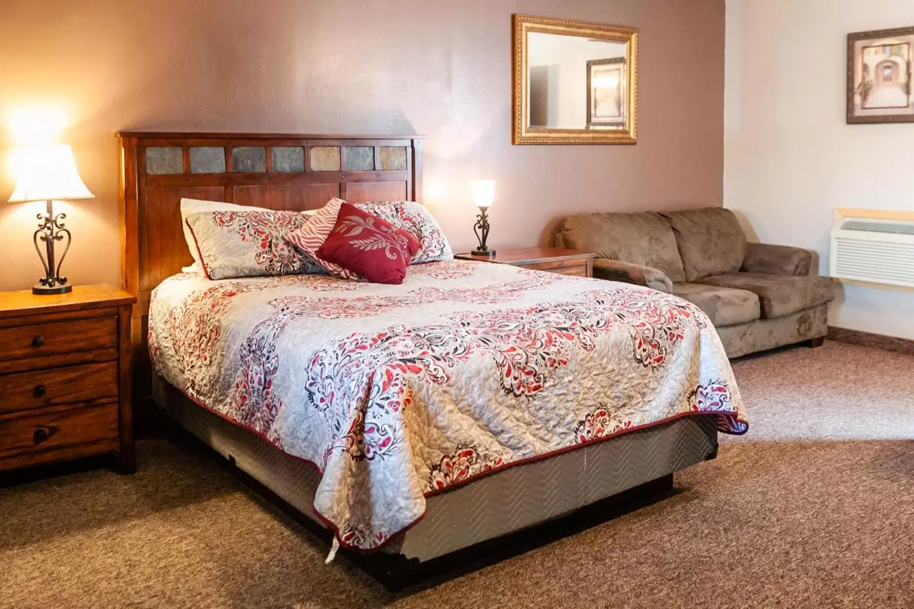 Queen Room in Circle R Motel Queen Room in Circle R Motel